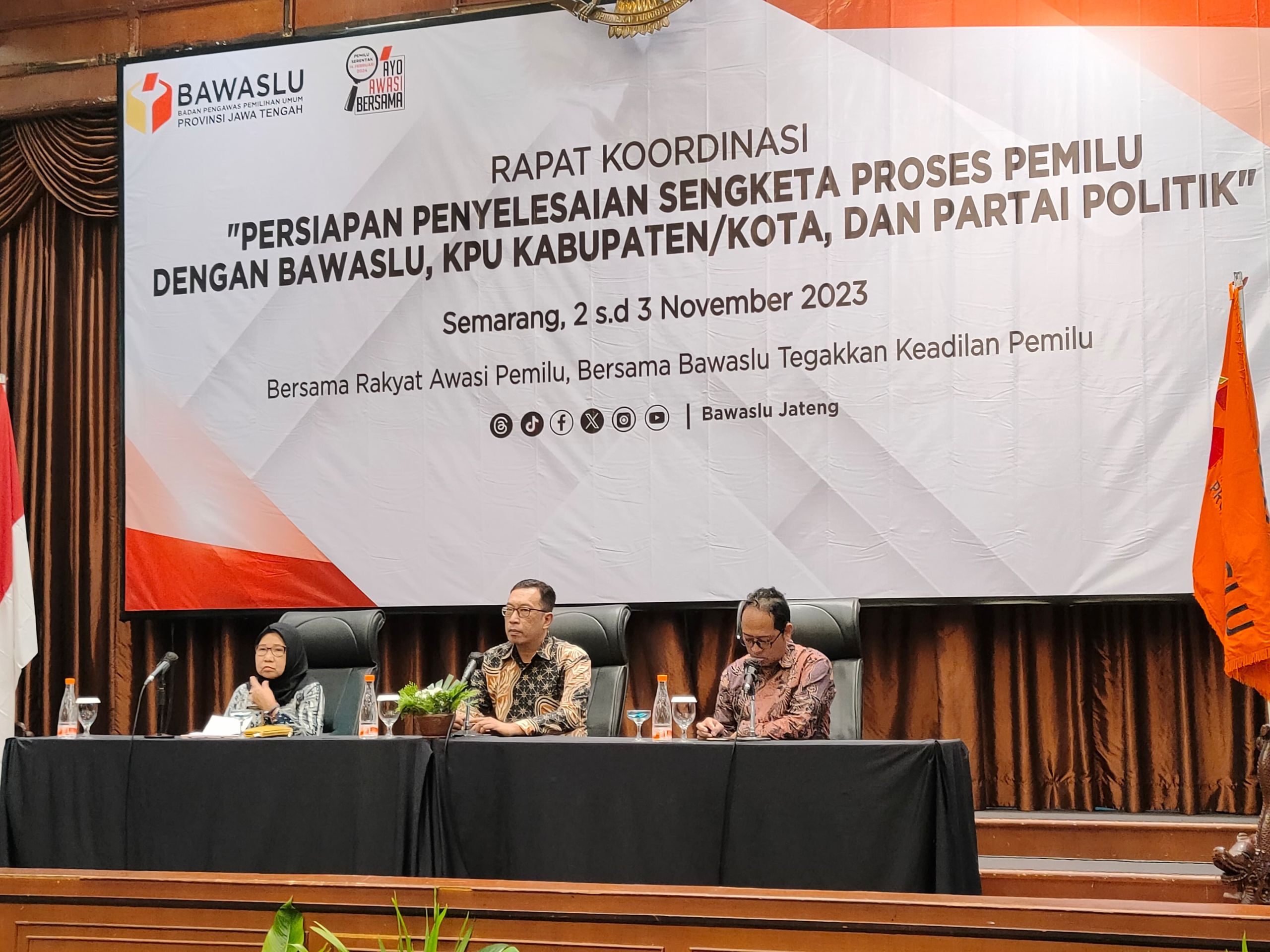 Pimpinan Bawaslu Jateng dari kiri Kartini Tjandra Lestari (Kepala Sekretariat), Achmad Husein (Kordiv Penanganan Pelanggaran), Wahyudi Sutrisno (Kordiv Penyelesaian Sengketa)