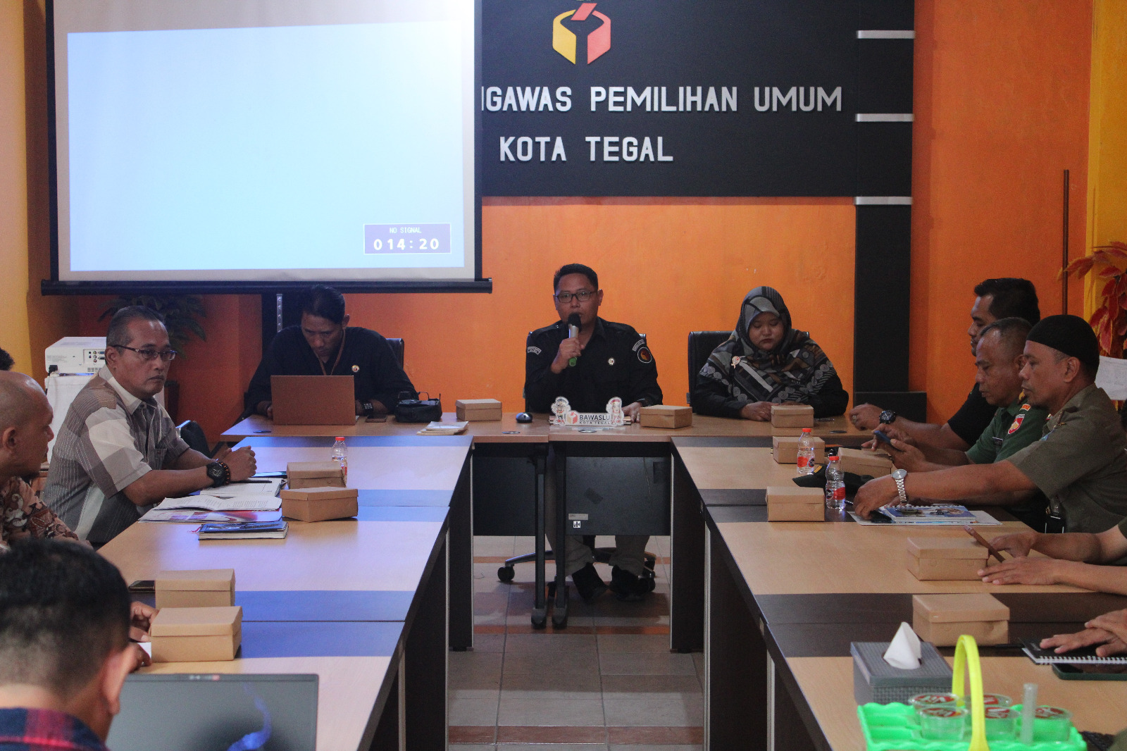 Ketua Bawaslu Kota Tegal memimpin jalannya Rapat Kerja Teknis Penyelesaian Sengketa Antar Peserta Pemilu (23/01/2024)