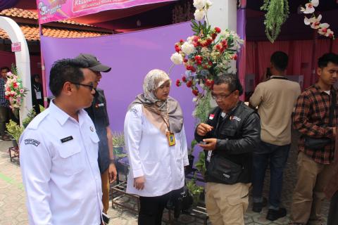 Ketua Bawaslu Kota Tegal, Fauzan Hamid dan Anggota Bawaslu Kota Tegal, Nur Aliah Saparida memberikan arahan ke Pengawas TPS saat monitoring TPS (16/02/2024)