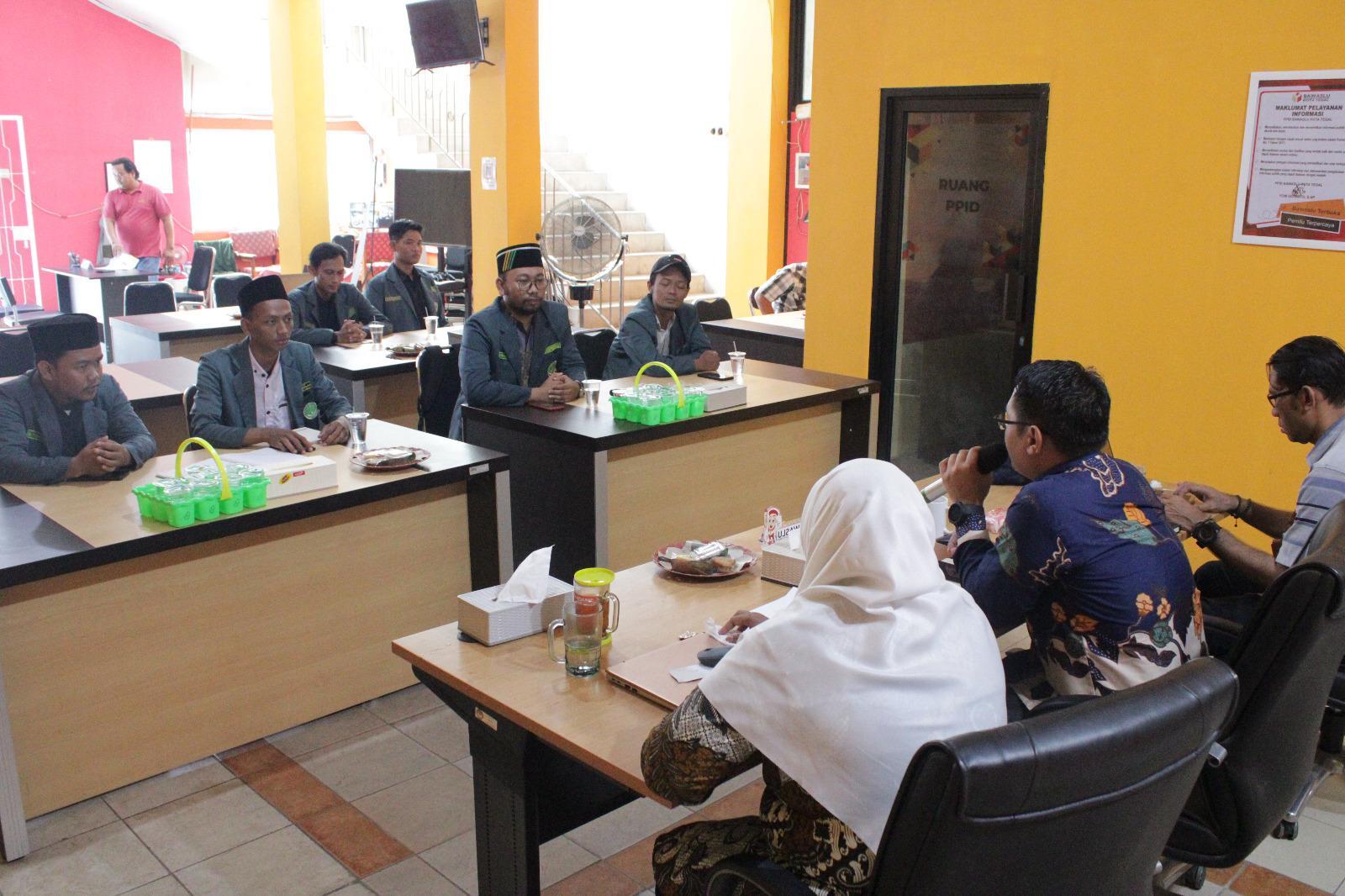 Ketua Bawaslu Kota Tegal menyambut Audiensi PC IPNU Kota Tegal