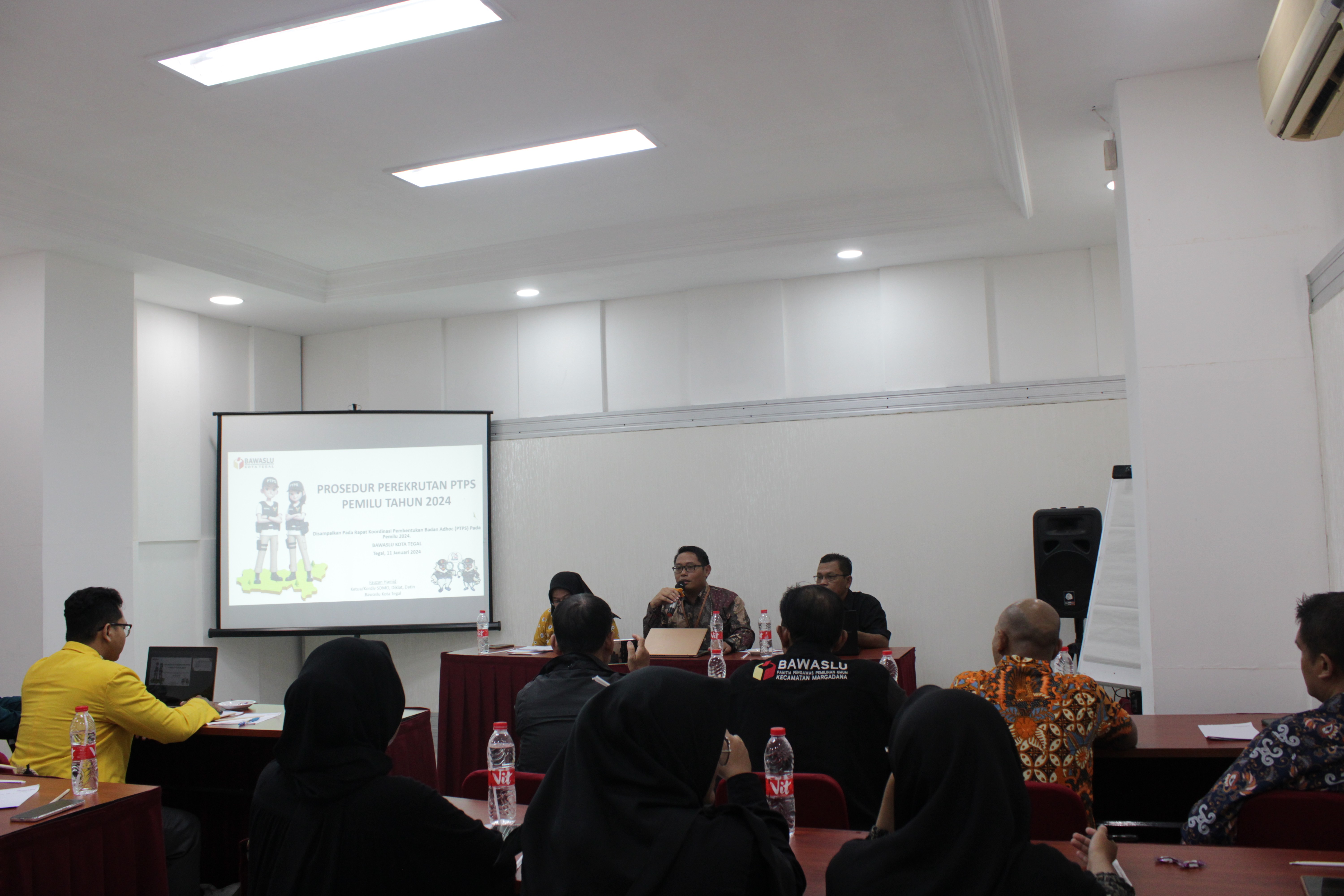 Ketua Bawaslu Kota Tegal sedang memberikan sambutan di acara Rapat Koordinasi Pembentukan Pengawas TPS Pemilu 2024 (11/01/2024)