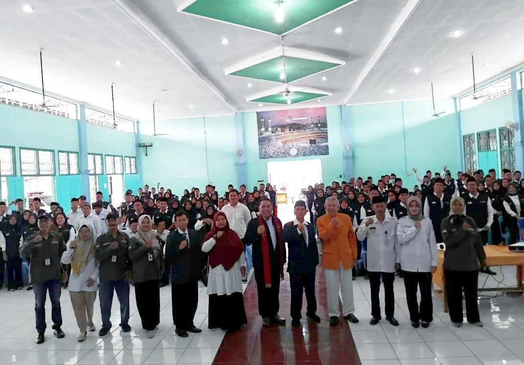 Foto Bersama Panwascam Tegal Timur, Panwaskel se-Kecamatan Tegal Timur, Rokhaniawan, Tamu Undangan dan Pengawas TPS se-Kecamatan Tegal Timur (22/02/2024)