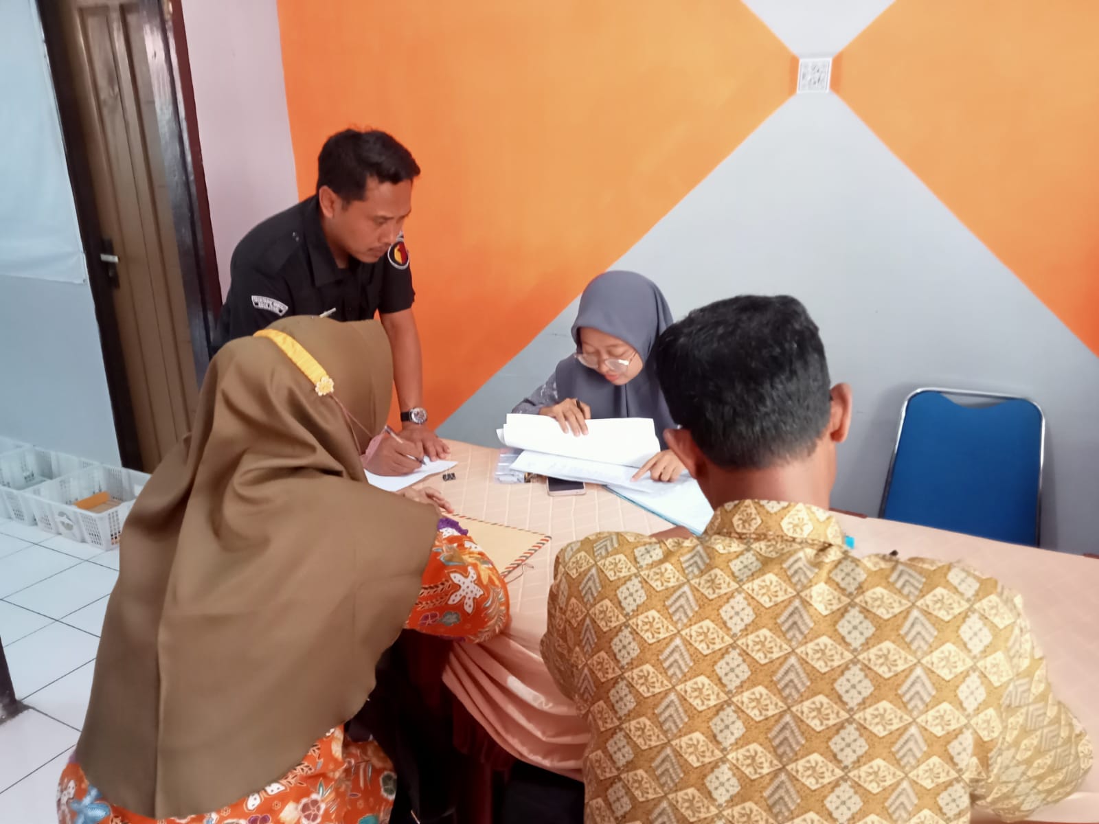 Koordinator Sekretariat Bawaslu Kota Tegal, Yoni Ediyanto melakukan monitoring Pendaftaran PTPS di Kecamatan Tegal Timur (2/1/2024)