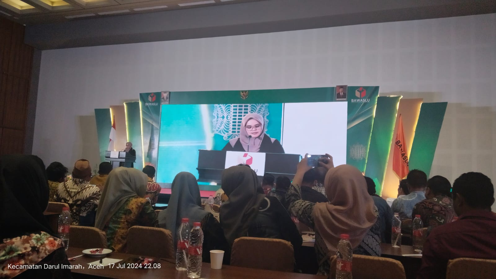 Lolly Suhenty, Anggota Bawaslu RI sedang memberikan sambutan dan arahan di Rakornas P2H di Aceh 17 Juli 2024