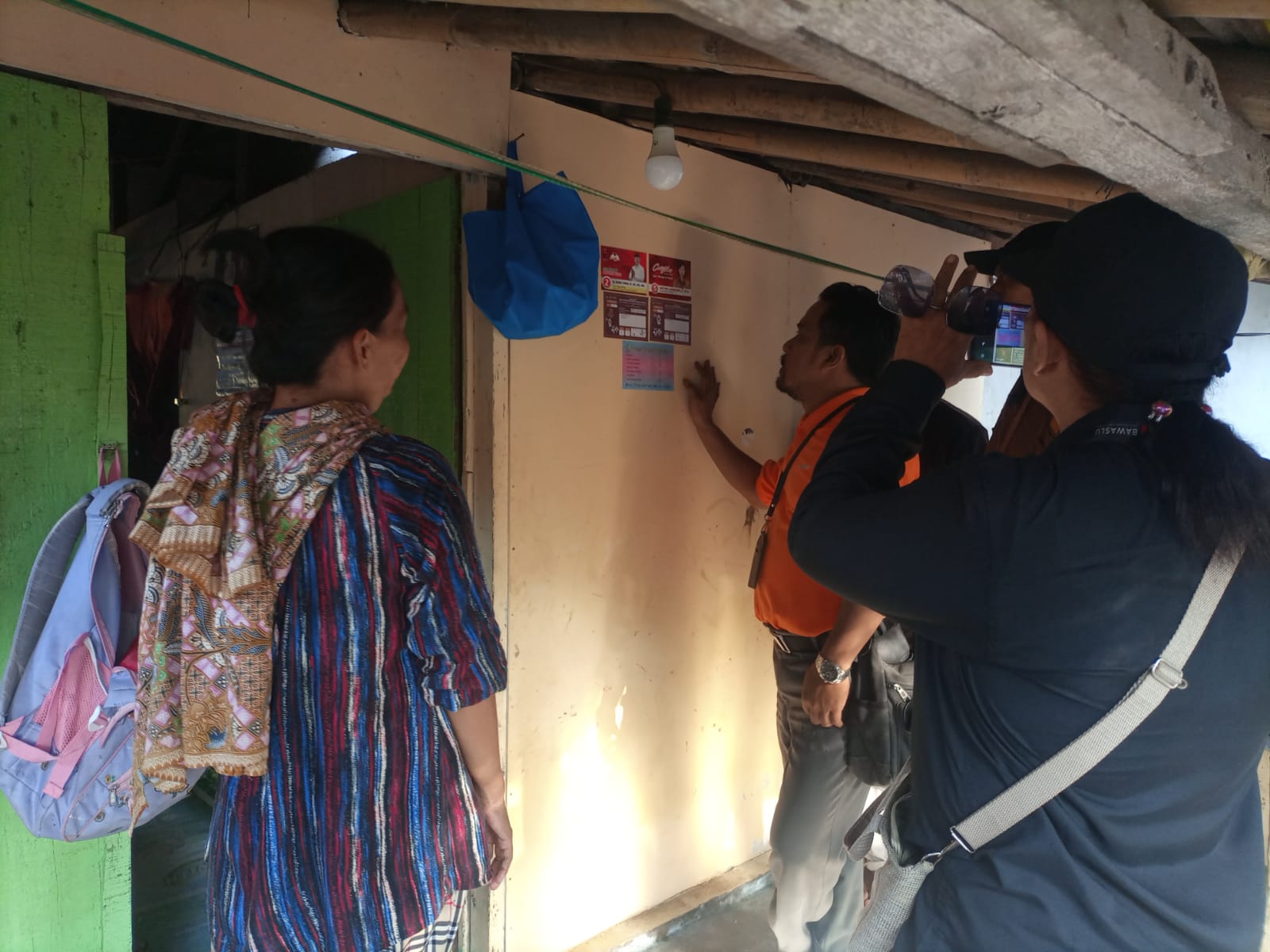 Panwaslu Kecamatan Tegal Barat sedang melakukan Patroli Kawal Hak Pilih di Kampung Tirang (19 Juli 2024)