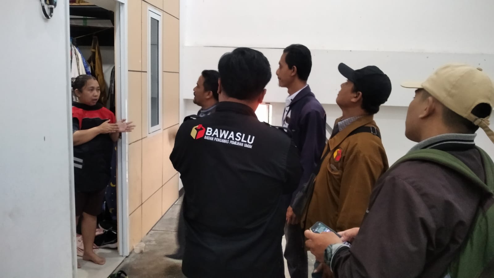Panwaslu Kecamatan Tegal Barat sedang melakukan Patroli Kawal Hak Pilih di Rusnawa Tegalsari (17 Juli 2024)