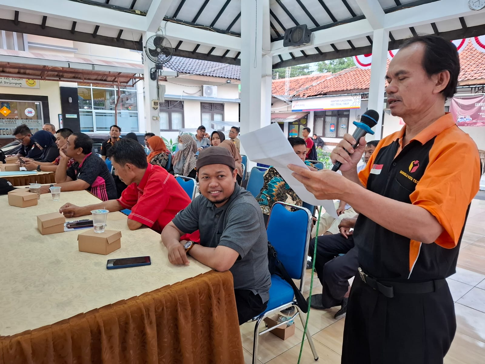 Ketua Panwascam Tegal Timur Farhendi memberikan pendapat saat Rapat Pleno DPHP Tingkat Kecamatan Tegal TImur