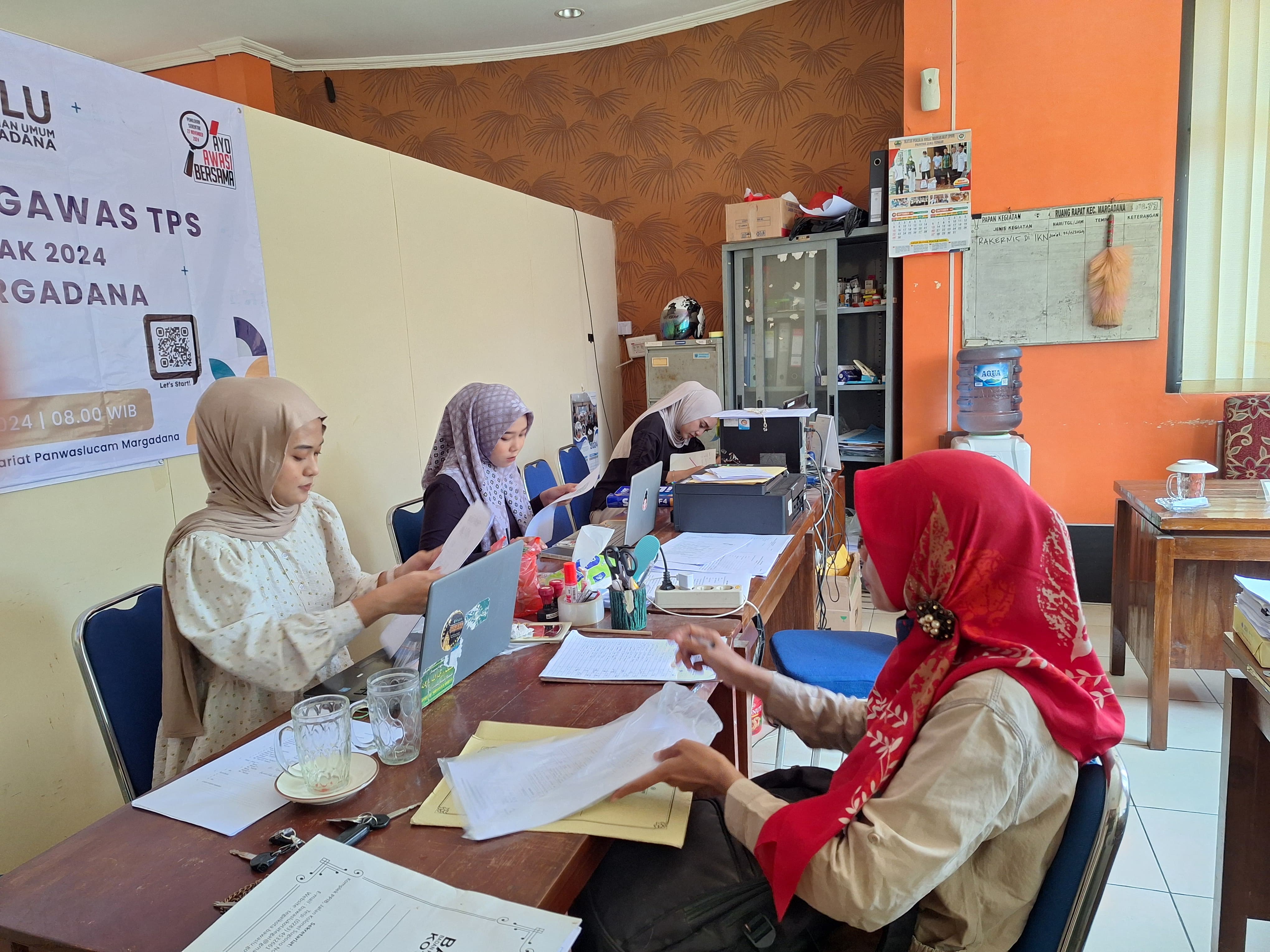 Suasana Pendaftaran Pengawas TPS di Panwascam Tegal Barat