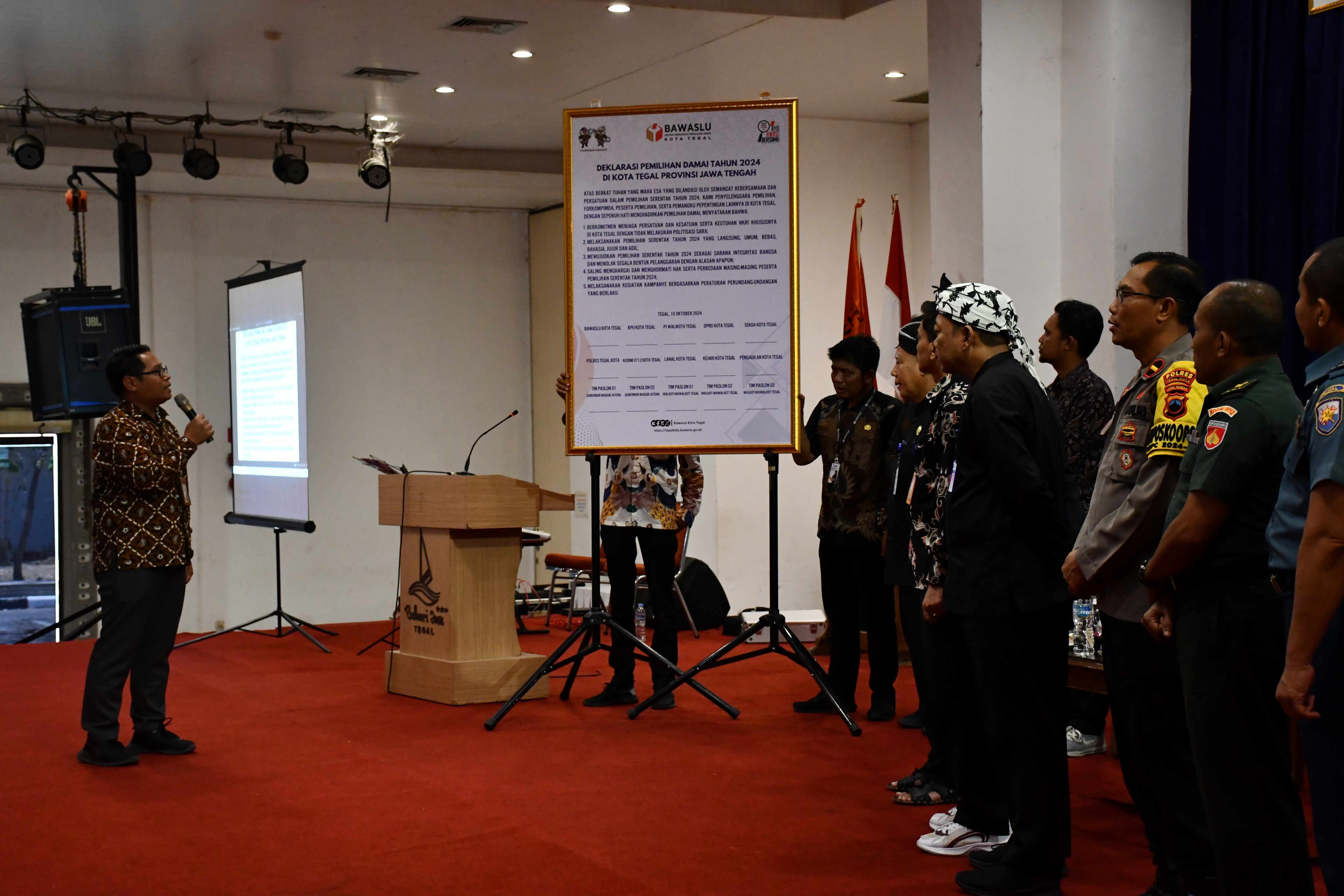 Fauzan Hamid, Ketua Bawaslu Kota Tegal membacakan deklarasi damai diikuti peserta yang hadir (10/10/2024)