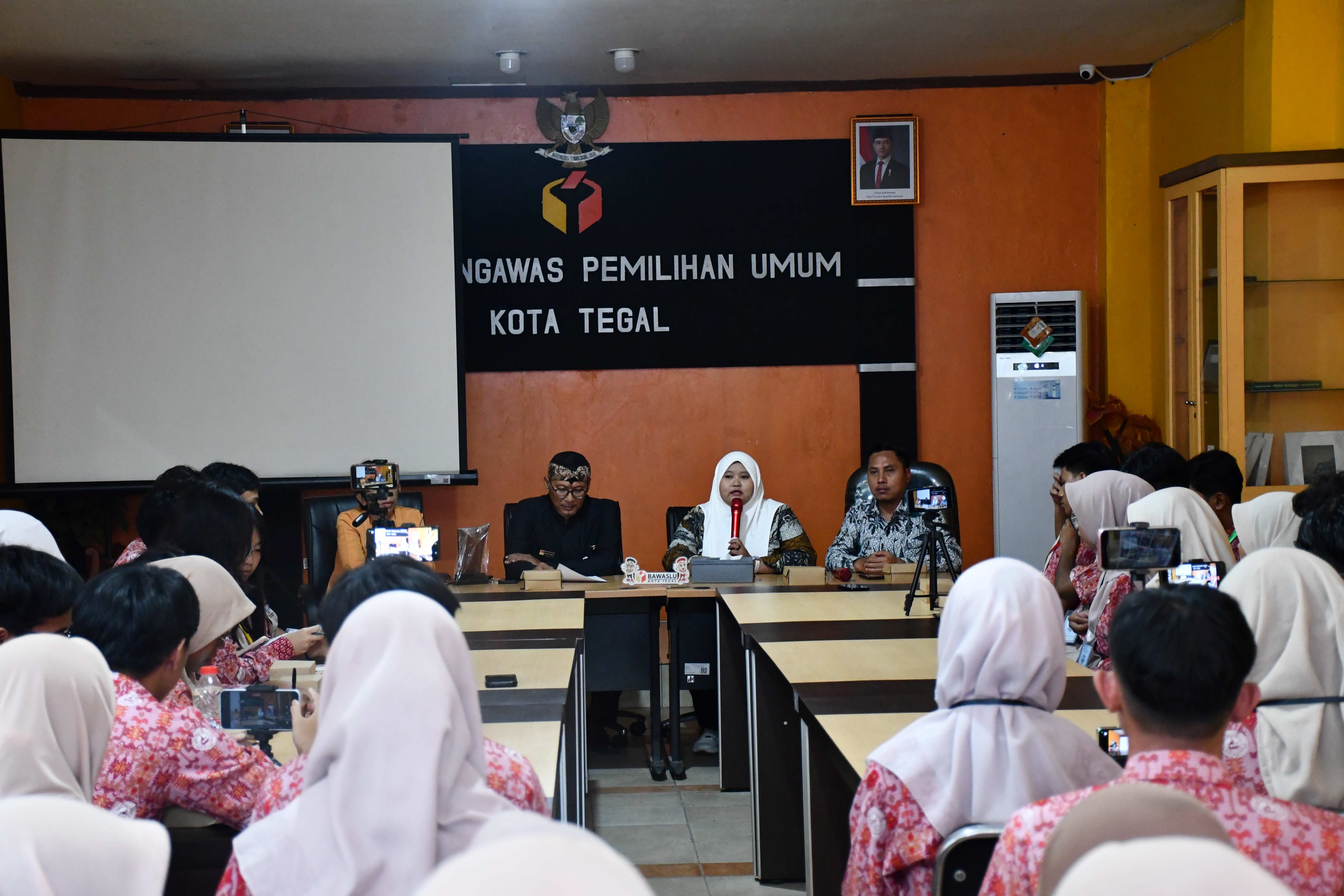 Bawaslu Kota Tegal Terima Kunjungan SMAN 4 Kota Tegal untuk Projek Penguatan Profil Pelajar Pancasila (7 November 2024)