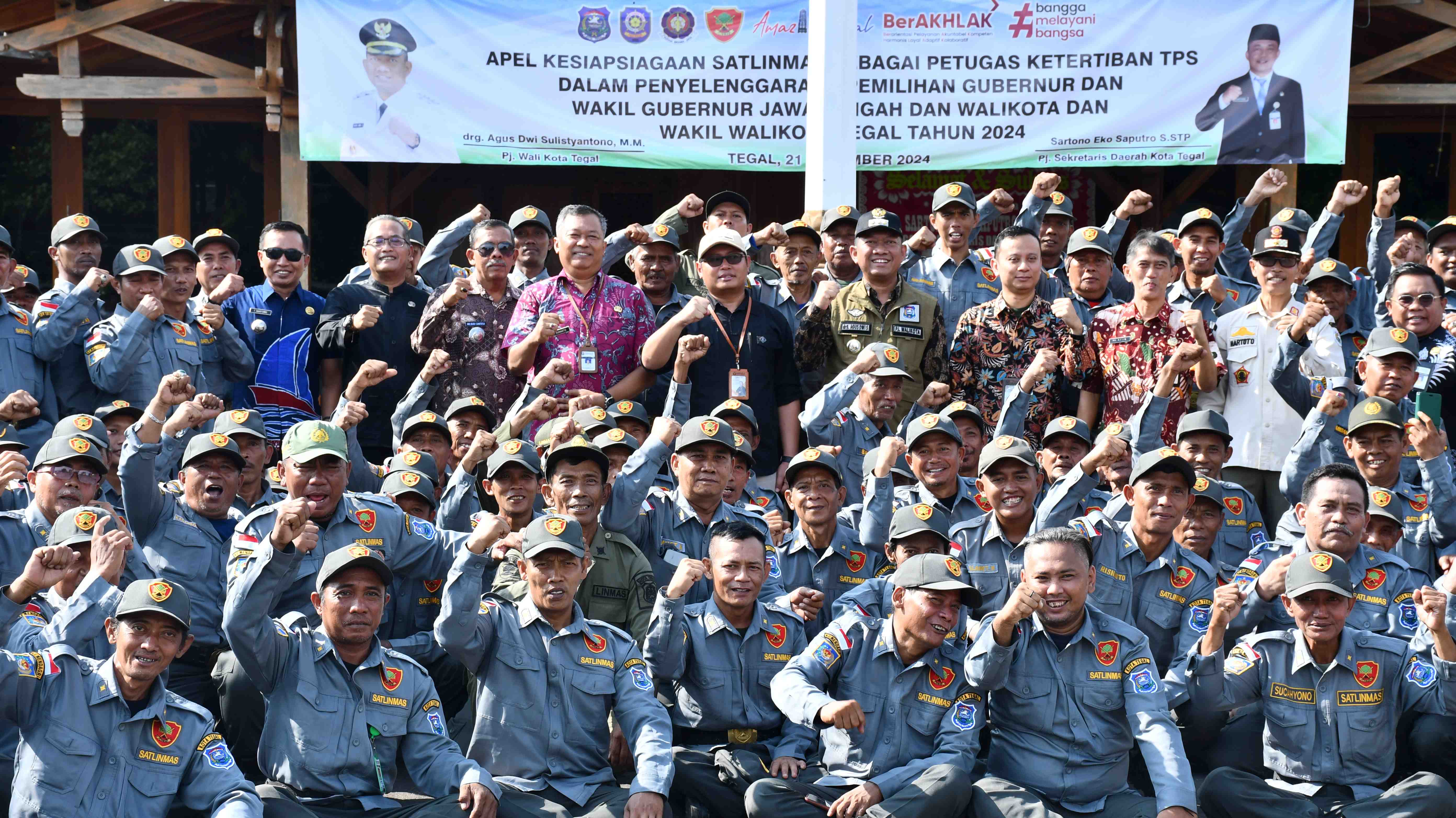 Ketua Bawaslu Kota Tegal, Fauzan Hamid foto bersama Petugas Ketertiban TPS Pilkada 2024 se-Kota Tegal, 21 November 2024