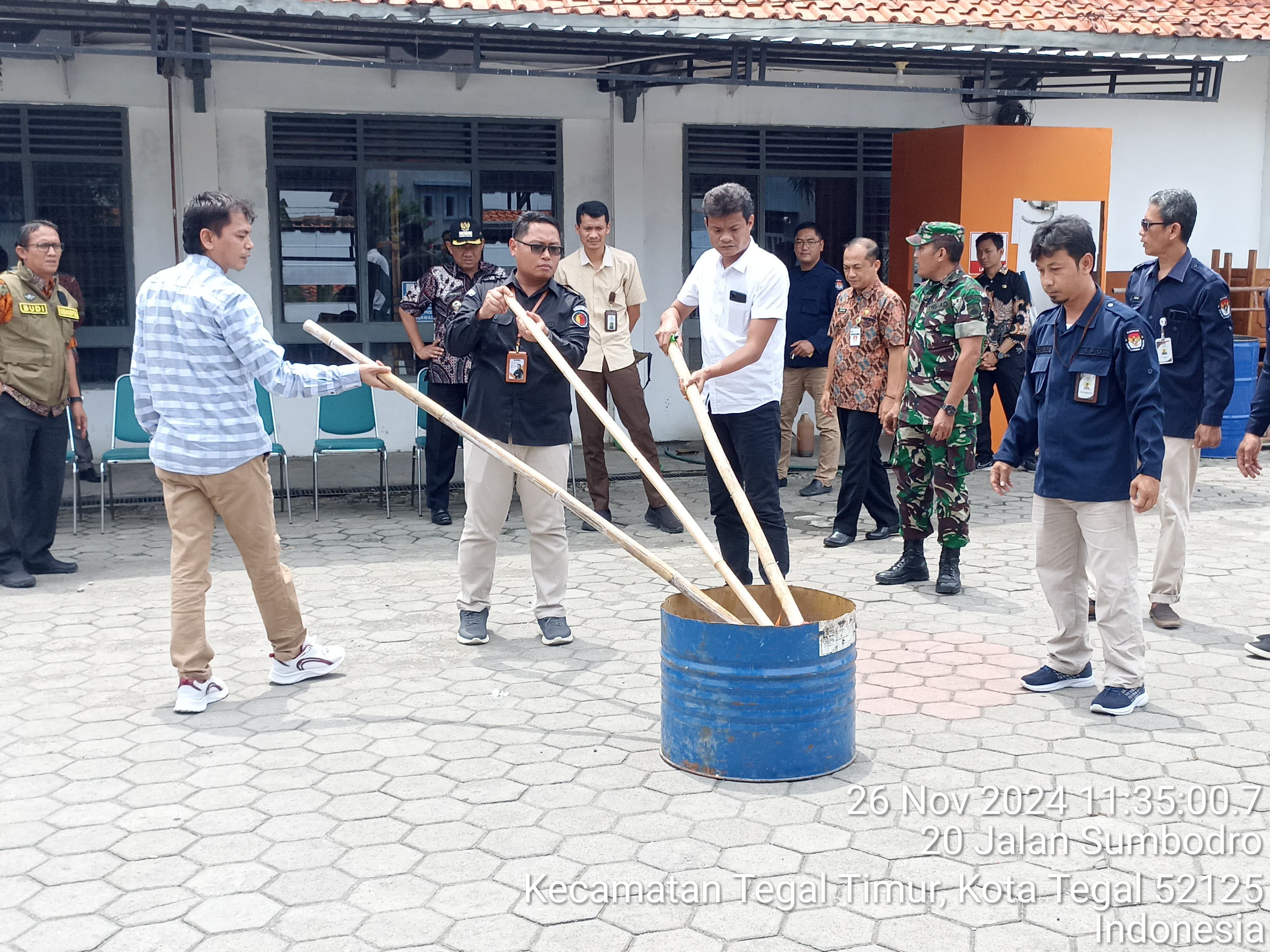 Fauzan Hamid, Ketua Bawaslu Kota Tegal ikut memusnahkan surat suara sisa di Kantor KPU Kota Tegal (26/11/2024)