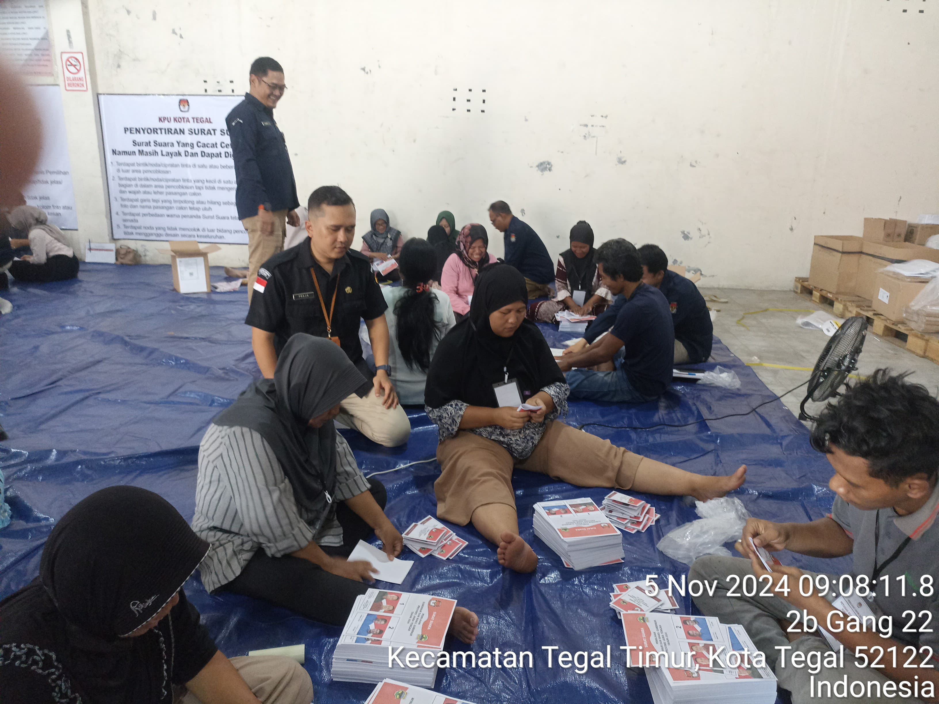 Staf Bawaslu Kota Tegal sedang melakukan pengawasan Sortir dan Lipat Surat Suara Pilkada 2024