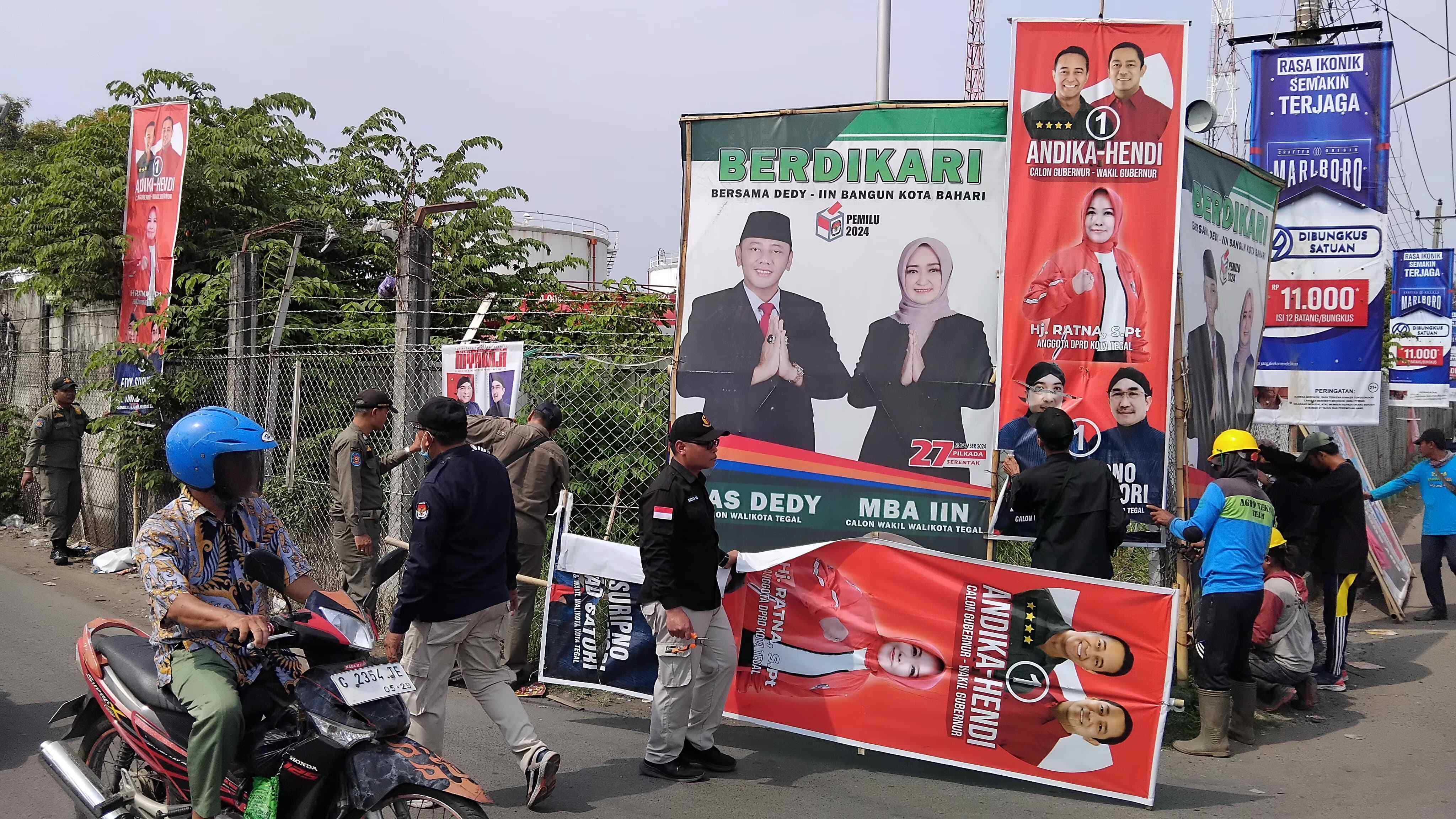 Bawaslu Kota Tegal Bersihkan Alat Peraga Kampanye Pemilihan Serentak 2024 di Masa Tenang 