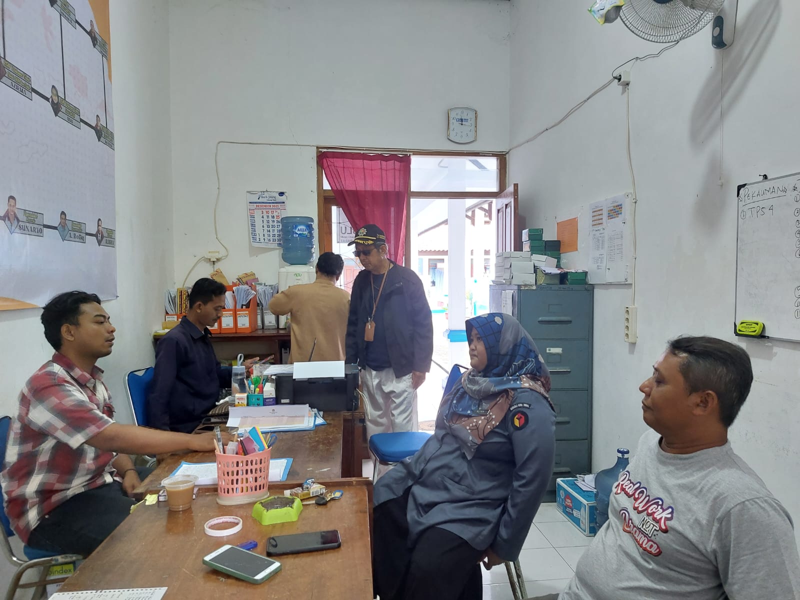 Anggota Bawaslu Kota Tegal, Nur Aliah Saparid melakukan supervisi terkait perkembangan Pendaftar PTPS di Panwascam Tegal Barat