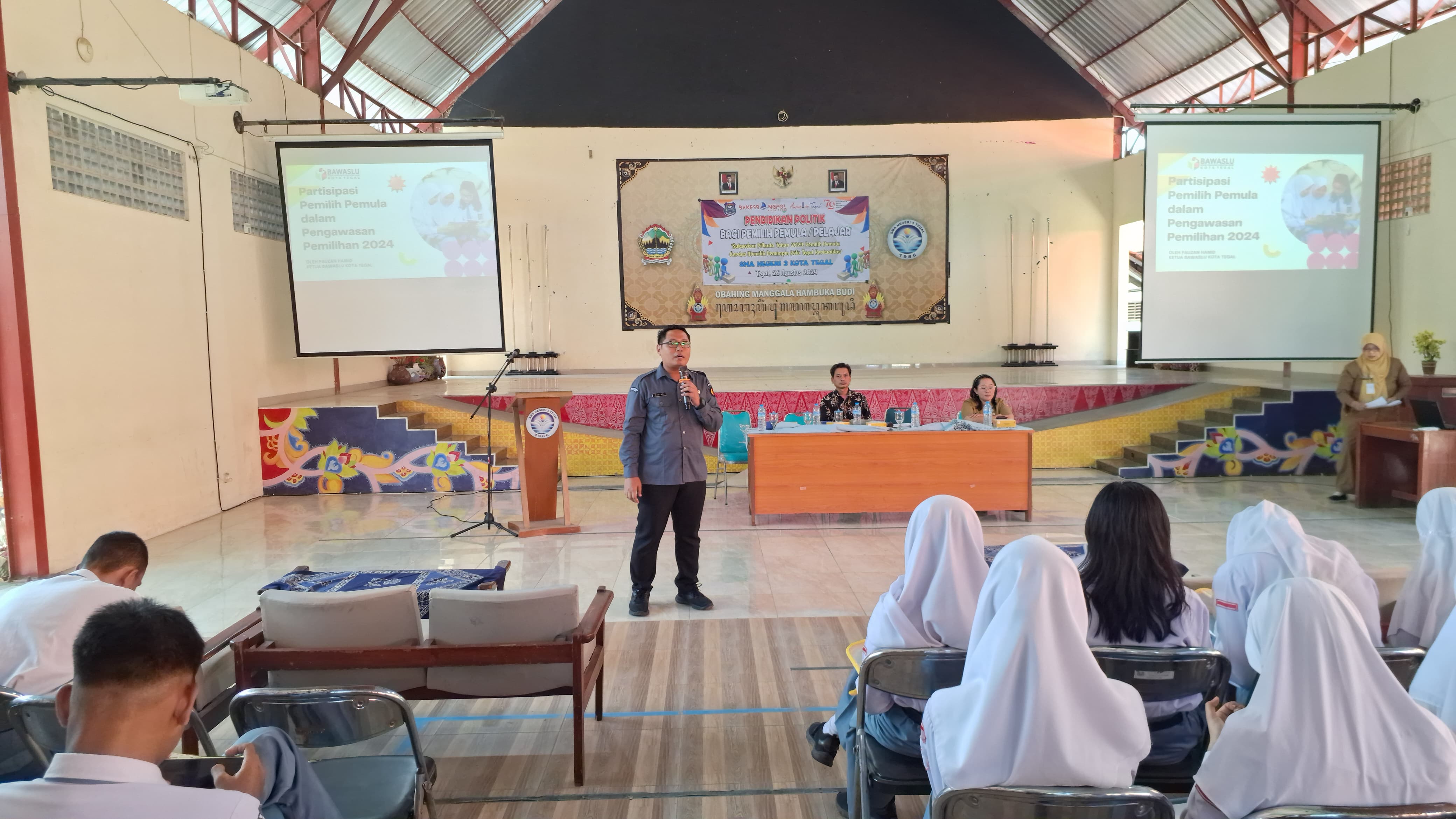 Ketua Bawaslu Kota Tegal, Fauzan Hamid menjadi narasumber pendidikan politik di SMA N 3 Tegal (26 Agustus 2024)