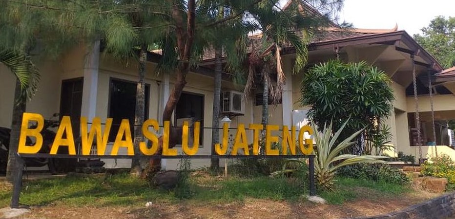 Suasana di depan Kantor Bawaslu Jawa Tengah, Jalan Papandayan