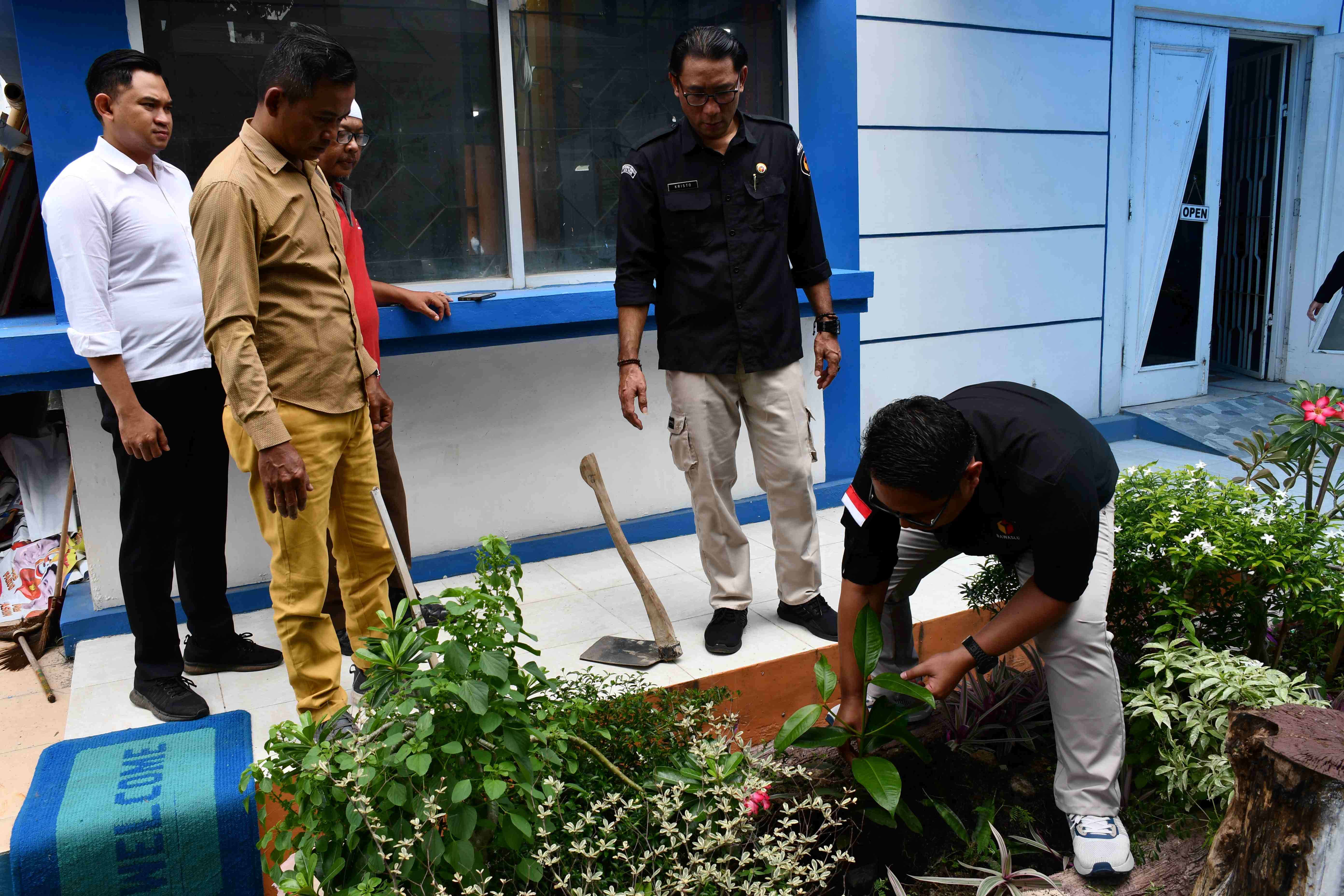 Bawaslu Kota Tegal Tanam Pohon Manggis sebagai Simbol Integritas