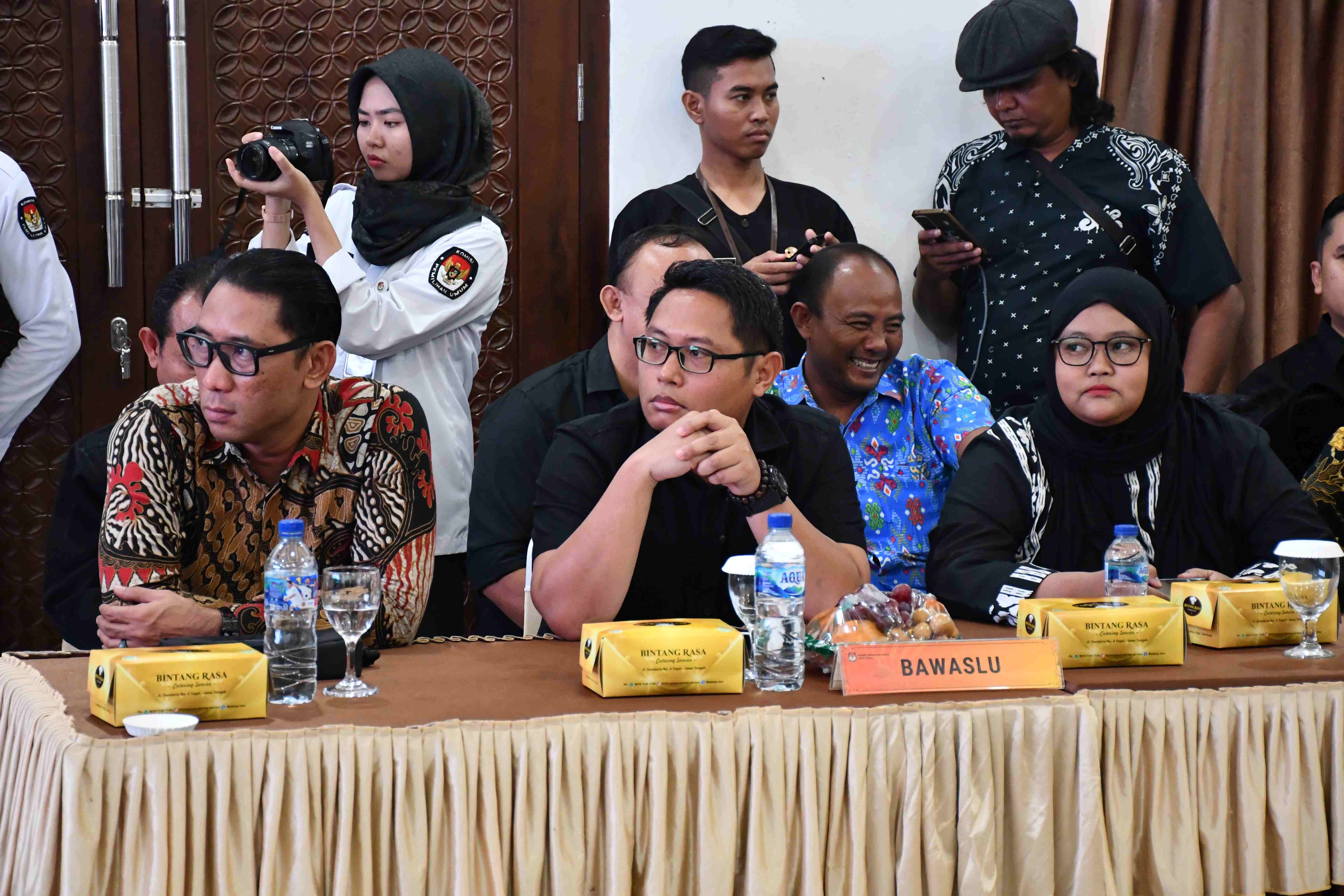Ketua dan Anggota Bawaslu Kota Tegal (Fauzan Hamid, Nur Aliah Saparida, dan Sukristo) Awasi Penetapan Paslon Walikota dan Wakil Walikota Tegal Terpilih pada Pemilihan 2024