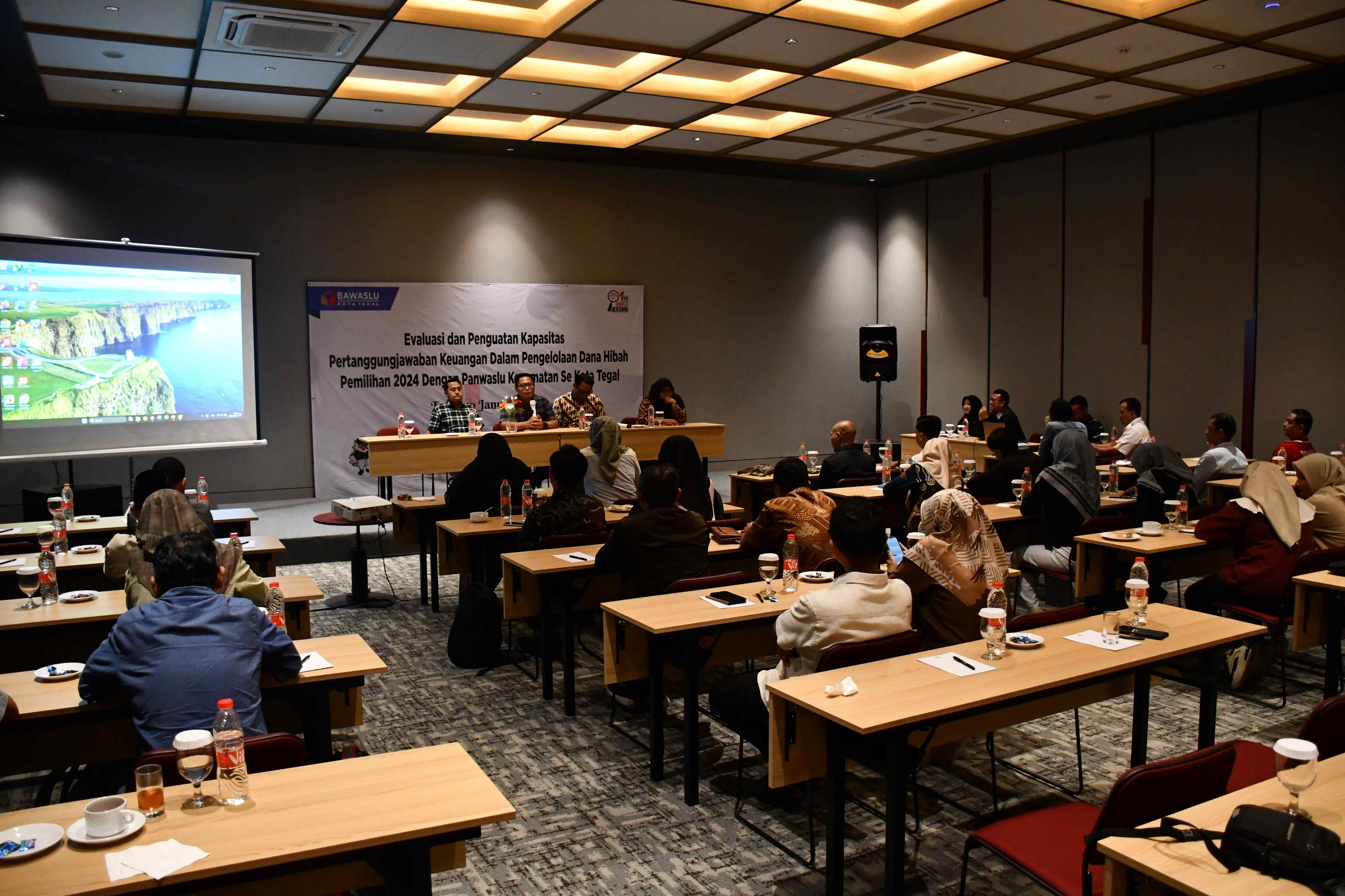 Ketua Bawaslu Kota Tegal, Fauzan Hamid, Sedang memberikan sambutan (10/1/2025)