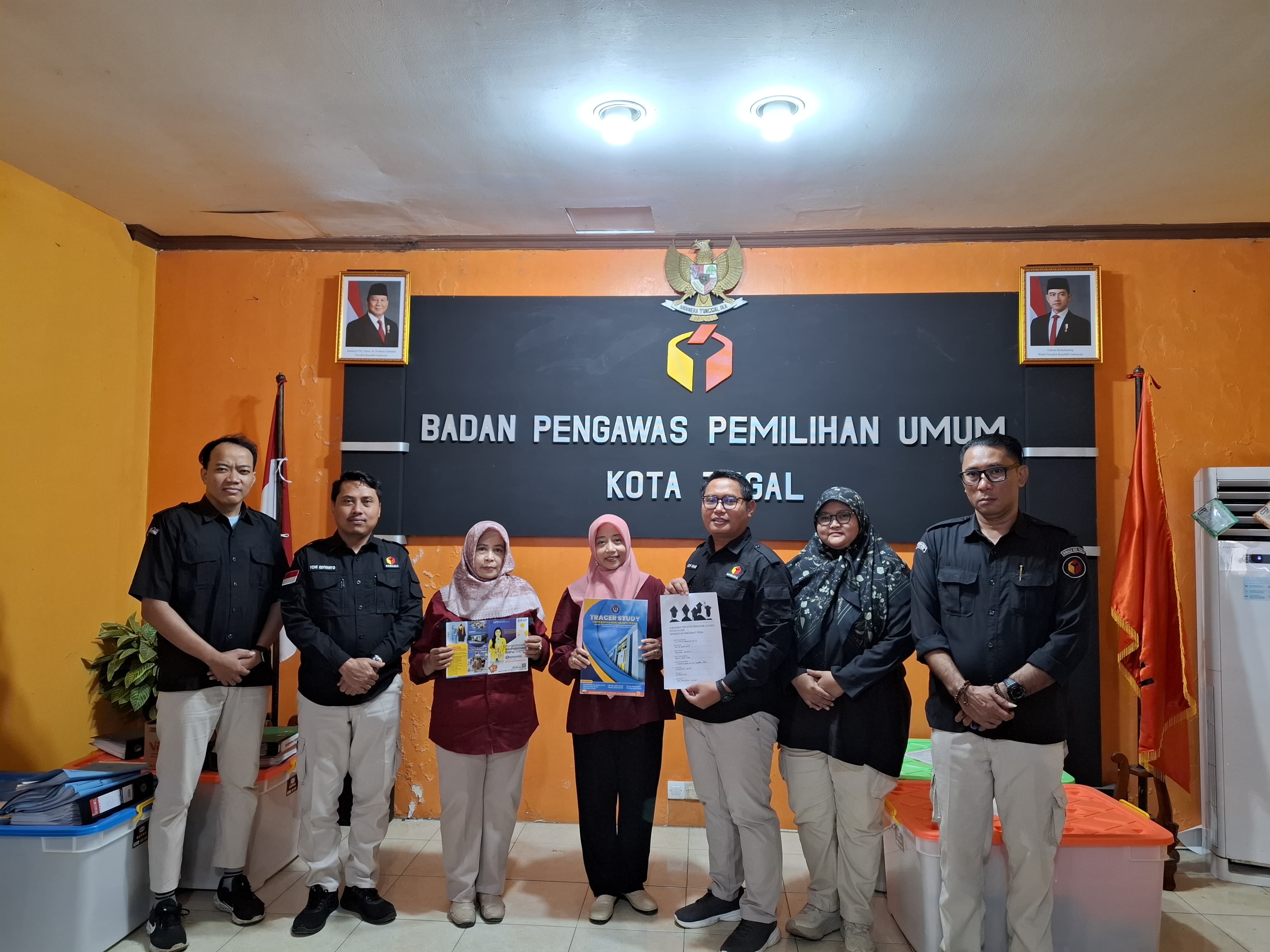 Foto Bersama Bawaslu Kota Tegal dan Universitas Pancasakti Tegal 