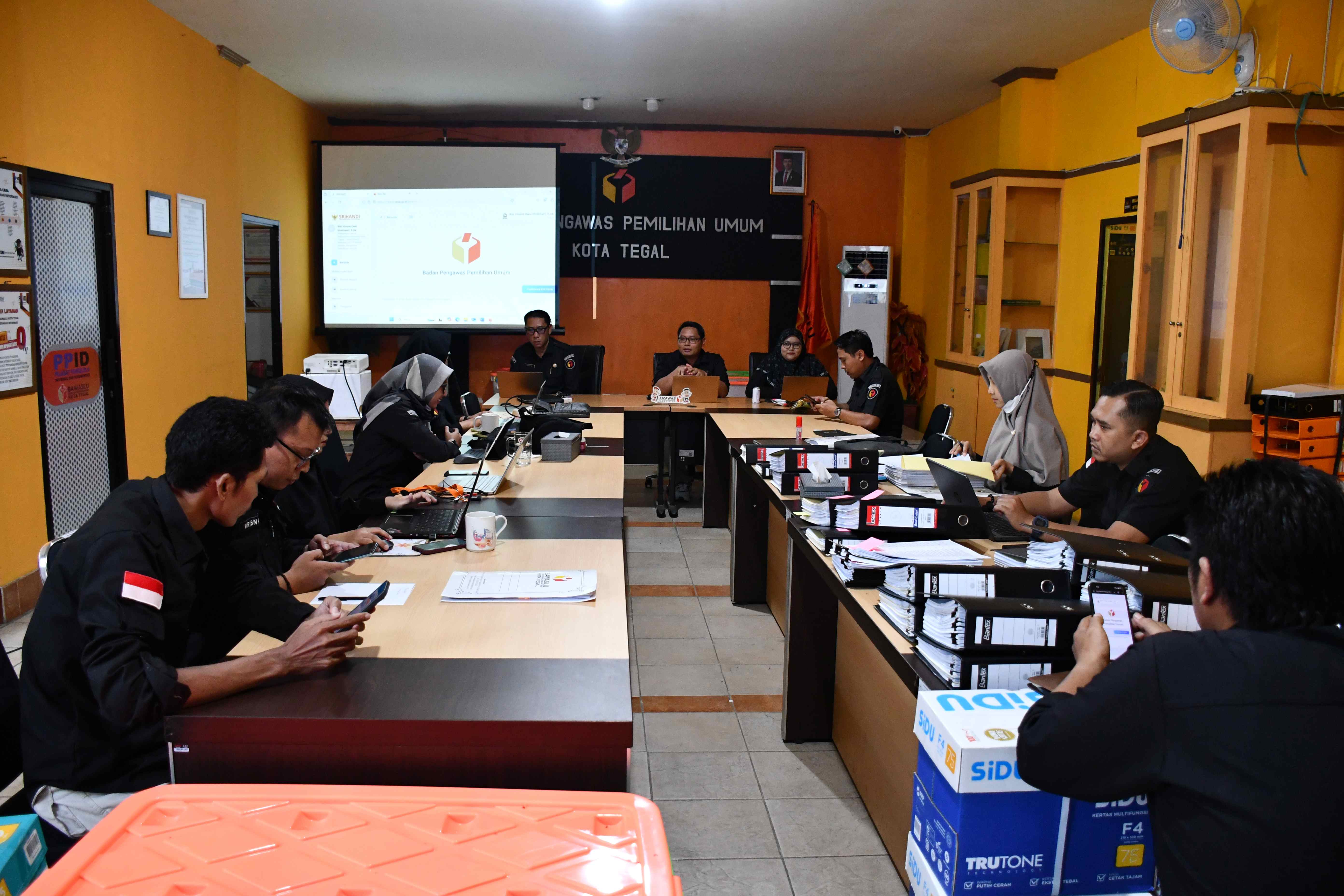 Jajaran Bawaslu Kota Tegal sedang melakukan simulasi srikandi 7 Januari 2025