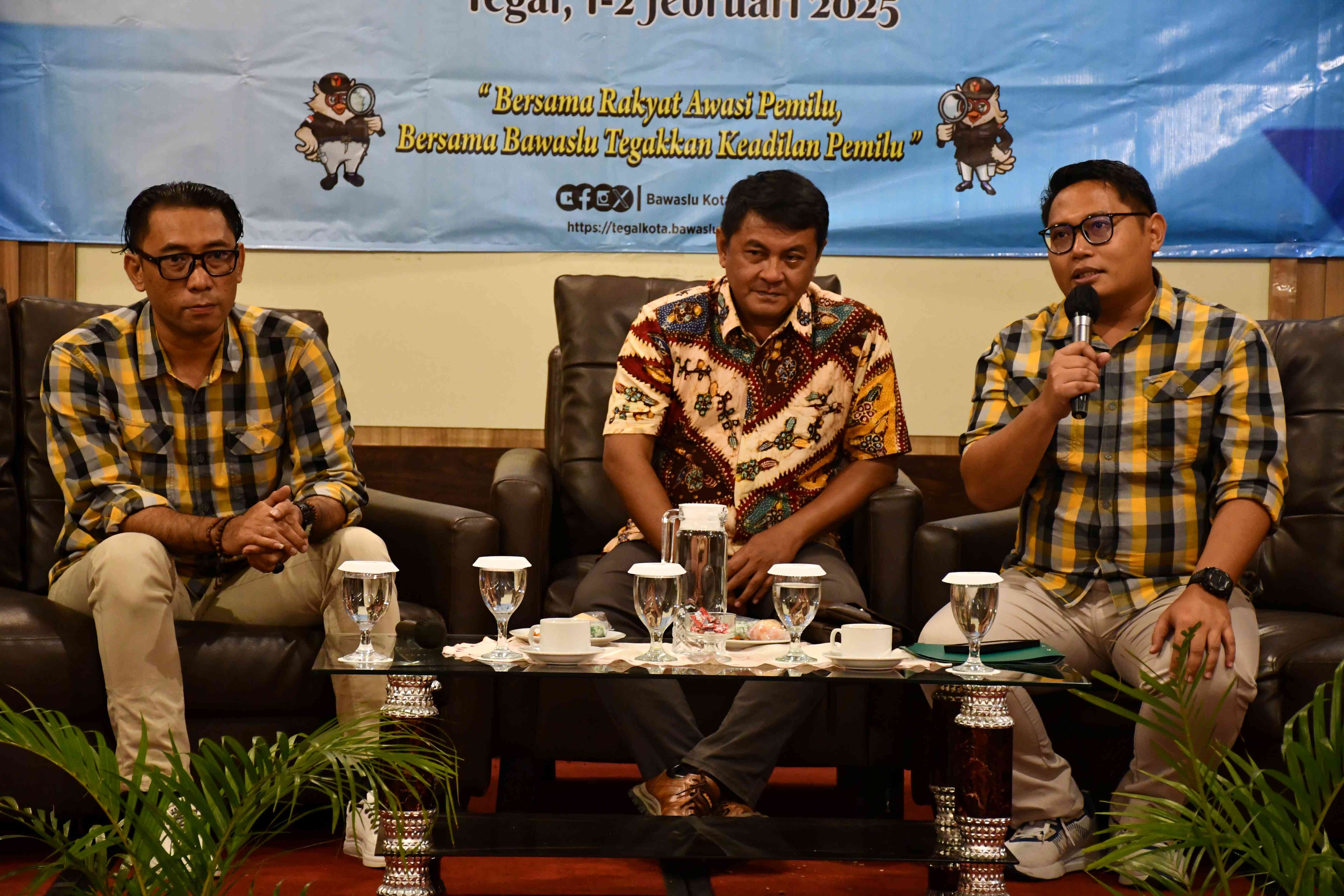 dari kiri ke kanan Sukristo, Anggota Bawaslu Kota Tegal, Kusnendro, Ketua DPRD Kota Tegal, dan Fauzan Hamid, Ketua Bawaslu Kota Tegal pada acara Rakor Pra Pelaporan, 1 Februari 2025