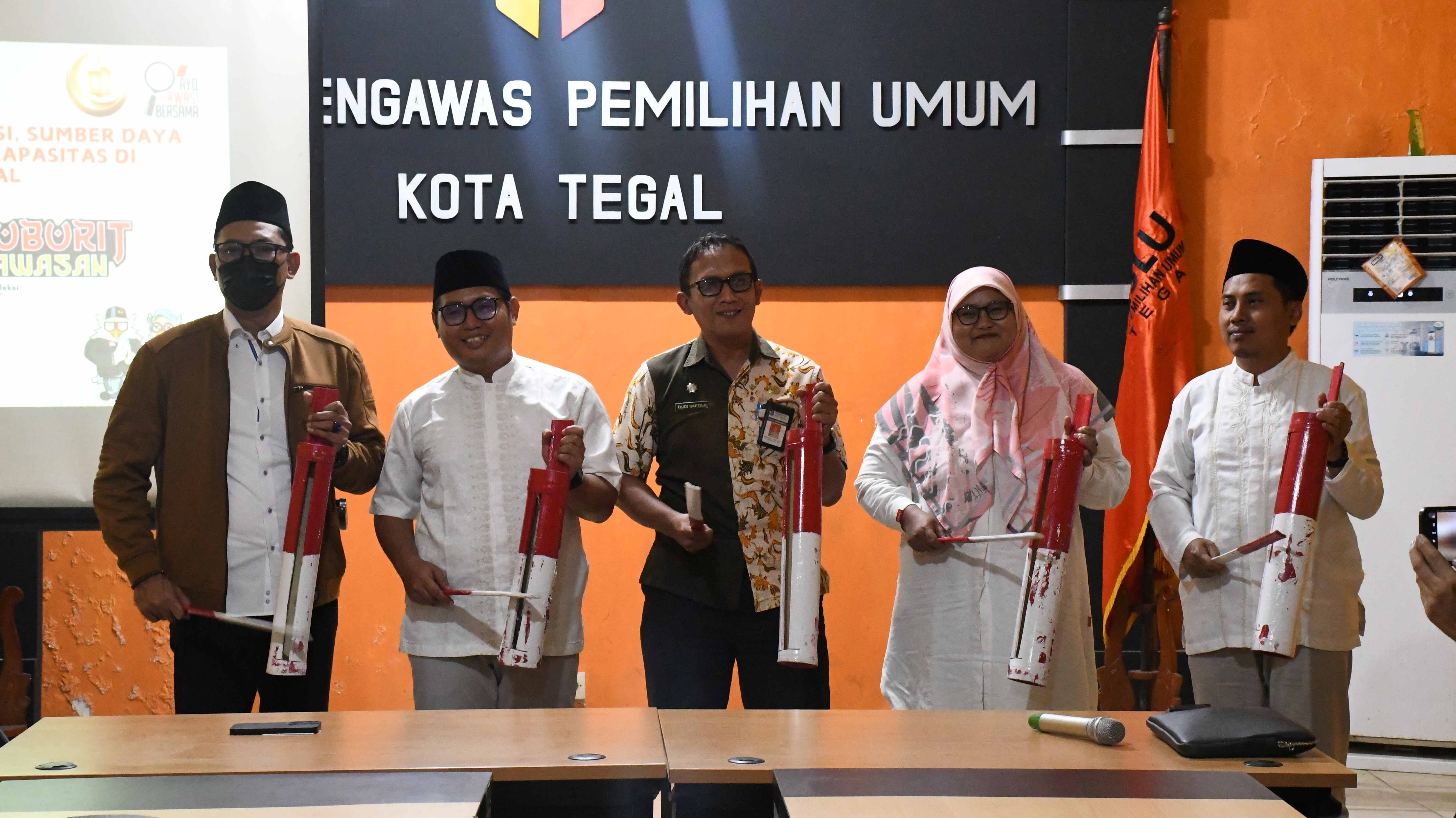 Ketua dan Anggota Bawaslu Kota Tegal, Fauzan Hamid, Sukristo dan Nur Aliah Saparida, serta Koordinator Sekretariat, Yoni Ediyanto dan Kepala Bakesbangpol Budi Saptaji memukul kentongan secara bersama launching Ngabuburit Pengawasan (4/3/2025)