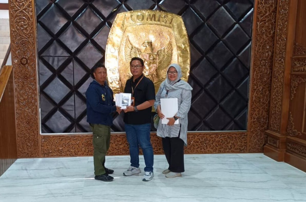 Bawaslu Kota Tegal Serahkan Buku Kaleidoskop Kerja Pengawas Ad Hoc Pemilu 2024 ke KPU Provinsi Jawa Tengah pada Rabu, 9 Januari 2025