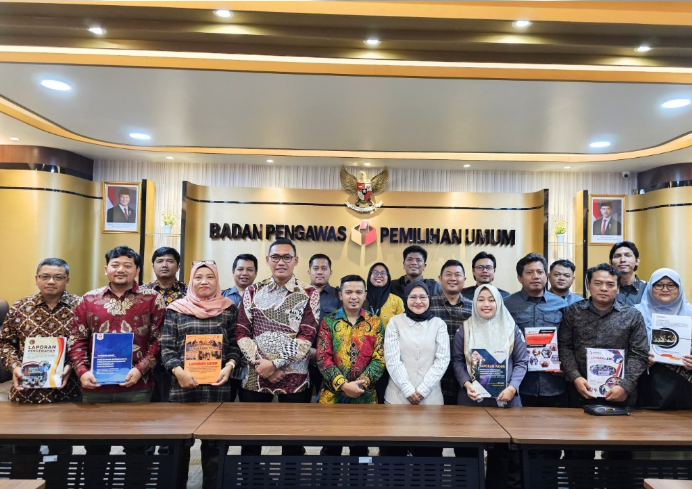 Bawaslu Kota Tegal serahkan Laporan Akhir Pencegahan, Parmas, Pengawasan Partisipatif dan Hubungan Antar Lembaga dalam Pemilihan 2024 ke Bawaslu Republik Indonesia (13/1/2025)