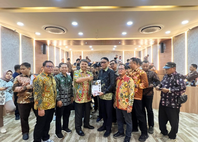 Bawaslu Kota Tegal serahkan Laporan Akhir Pengawasan Pencalonan Pemilihan 2024 dan Buku Setapak Proses Pemilu di Kota Bahari ke Bawaslu Republik Indonesia (14/01/2025)