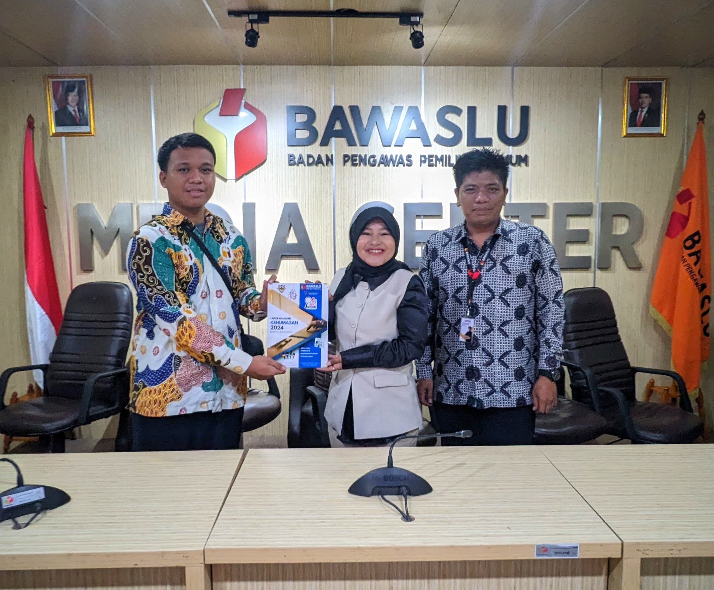 Bawaslu Kota Tegal serahkan Laporan Akhir Kehumasan 2024 ke Bawaslu Republik Indonesia (17/01/2025) 