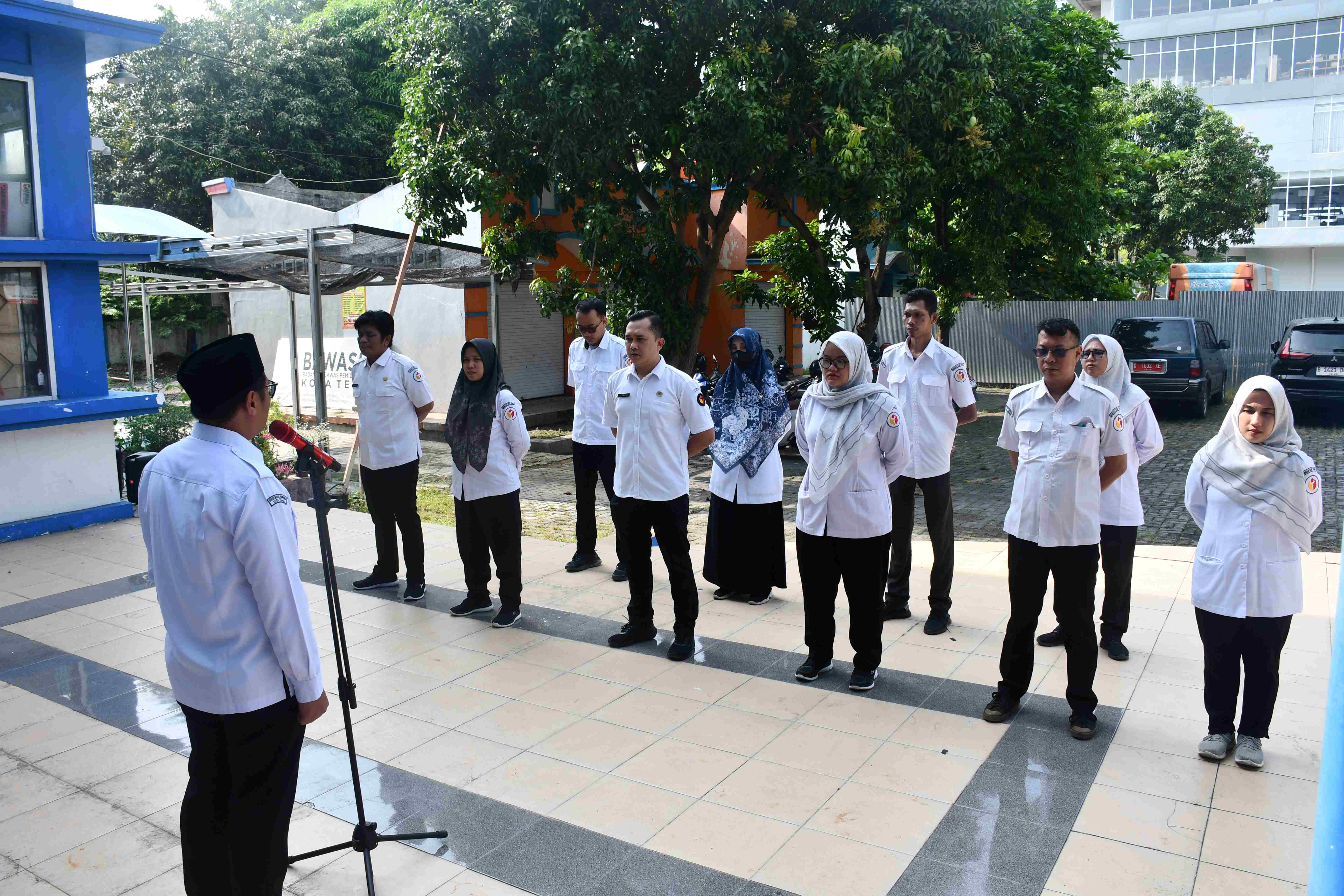 Upacara HUT Bawaslu Ke-17 Konsisten Mengawal Demokrasi di Lingkungan Bawaslu Kota Tegal (9/4/2025)