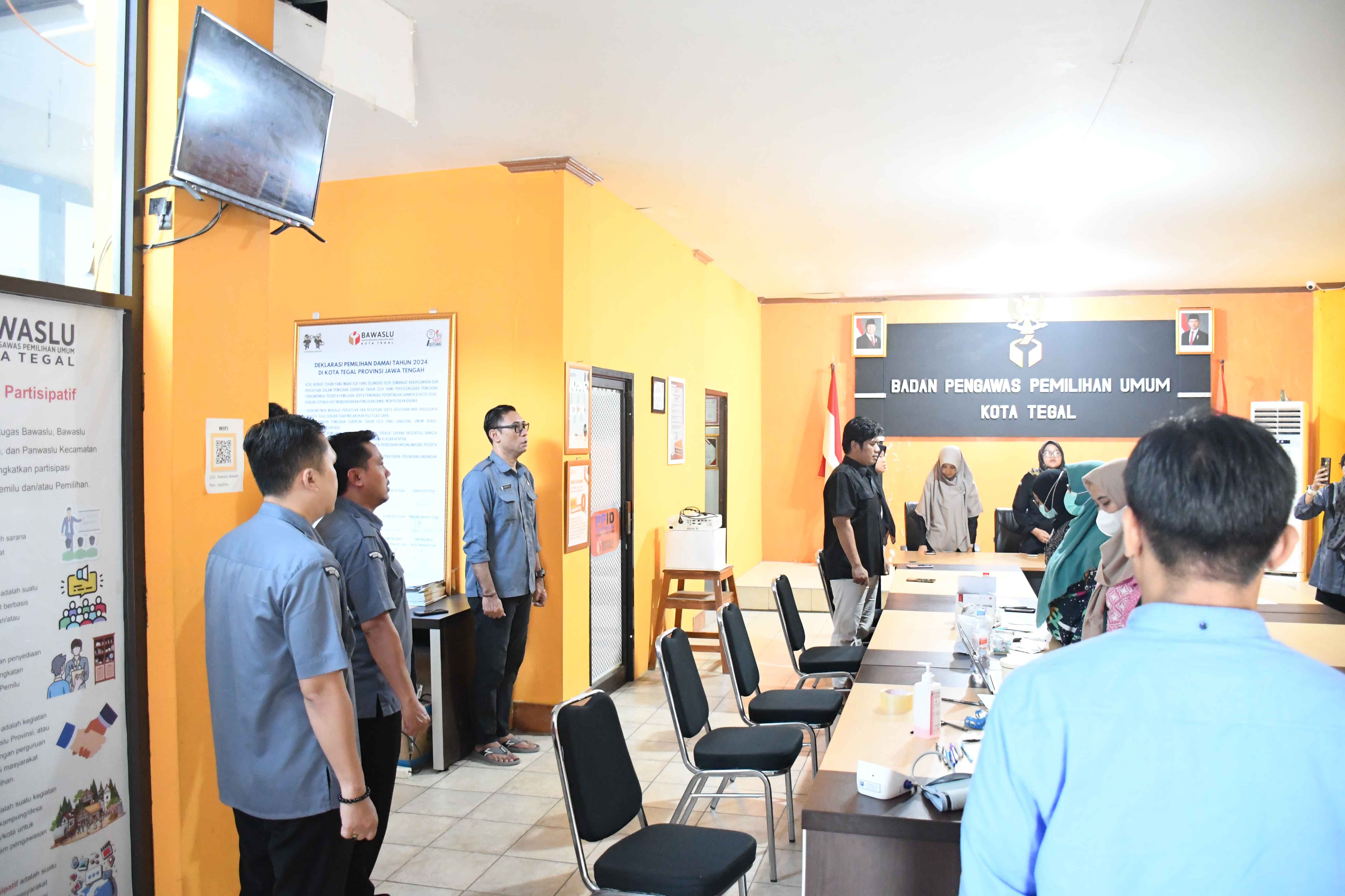 jajaran Anggota dan staf Bawaslu Kota Tegal berdiri untuk menyanyikan lagu nasional