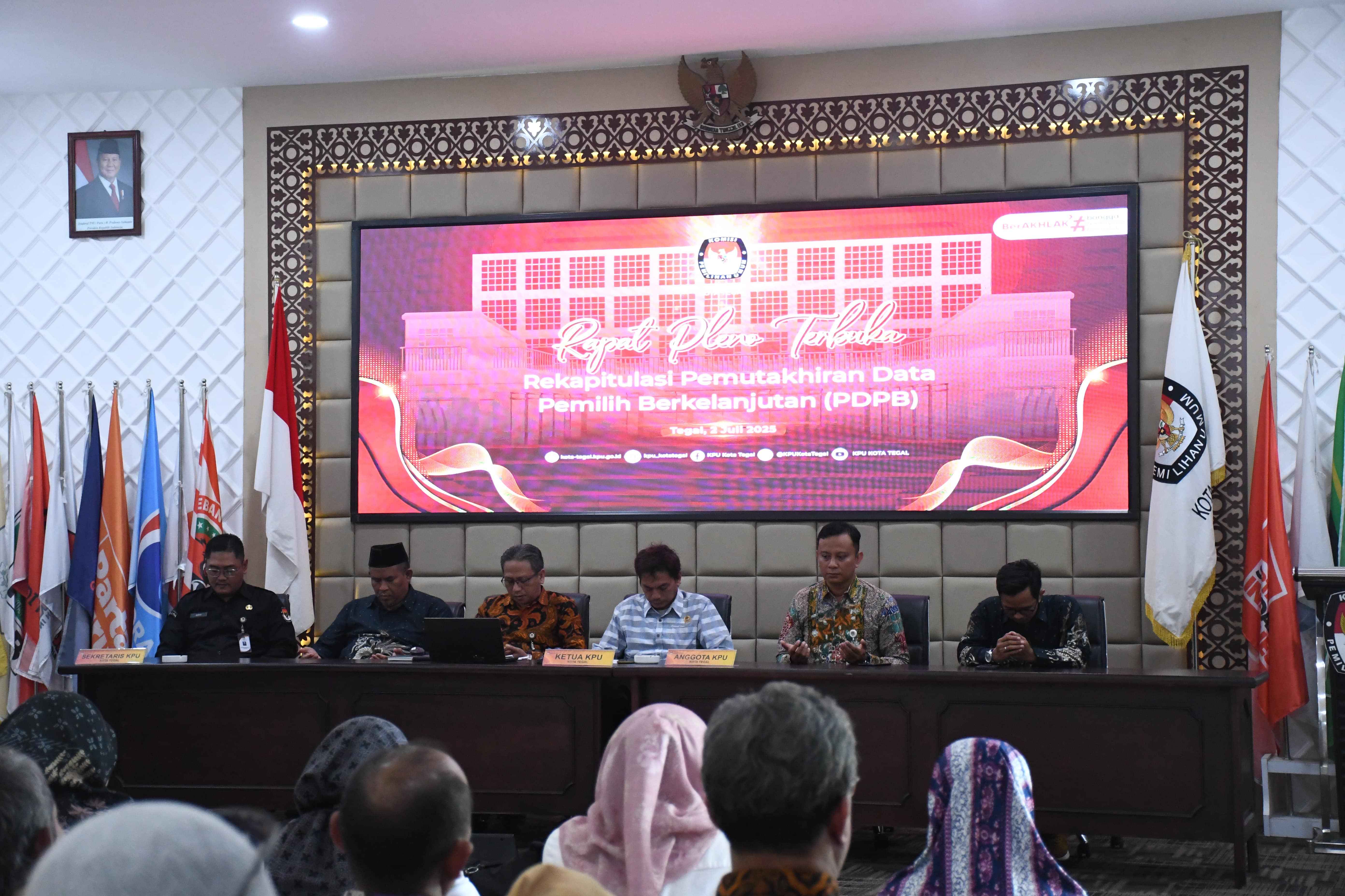 Bawaslu dan Sejumlah Pihak Terkait Hadiri Rapat Pleno Rekapitulasi Pemutakhiran Data Pemilih Berkelanjutan 