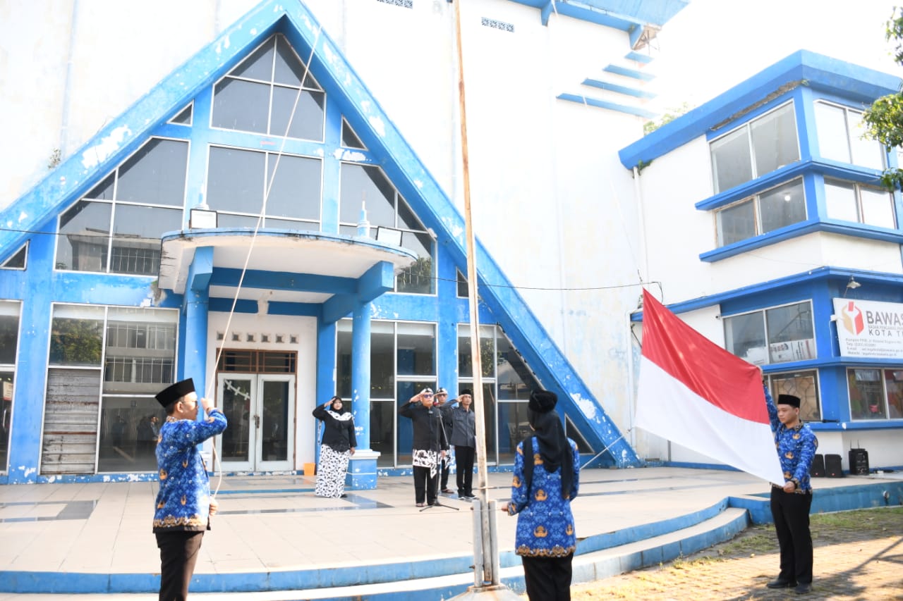 Kegiatan Pengibaran Bendera di Lingkungan Bawaslu Kota Tegal
