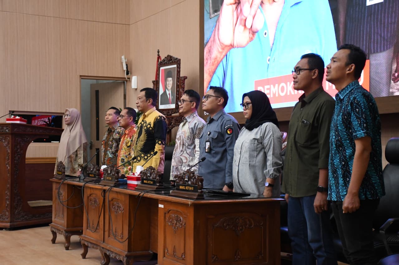 Ketua dan Anggota Bawaslu Provinsi Jawa Tengah berdiri untuk menyanyikan Indonesia Raya
