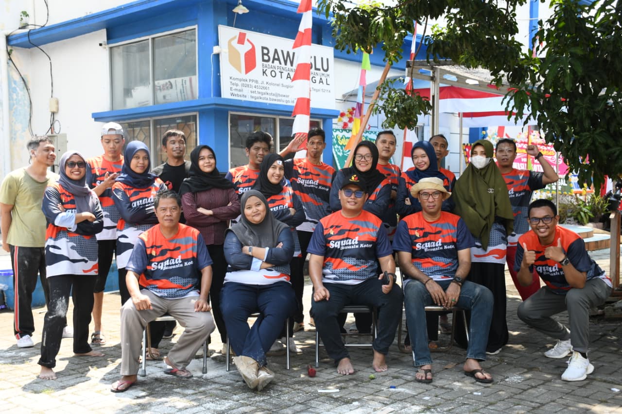Bawaslu Kota Tegal berfoto bersama usai perlombaan