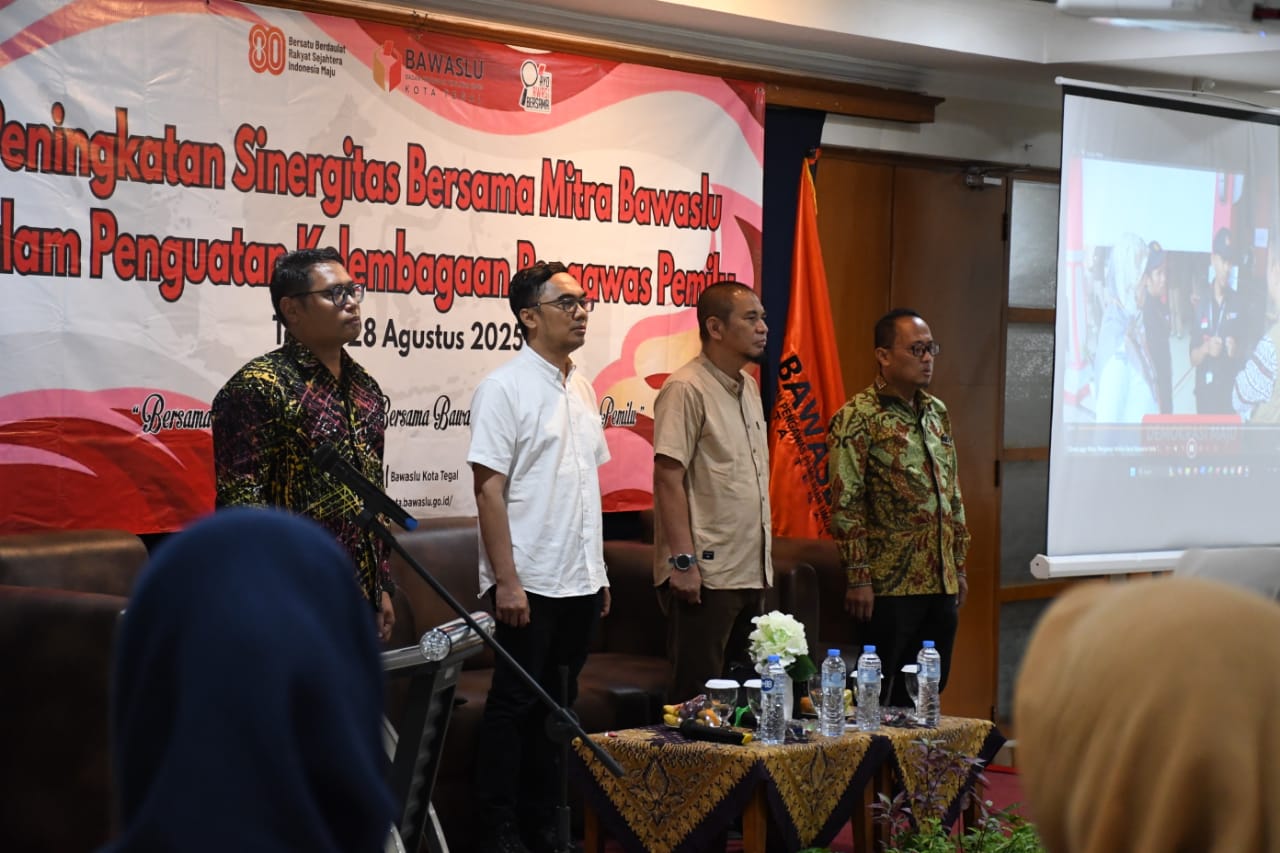 Para hadirin berdiri untuk mnyanyikan Indonesia Raya