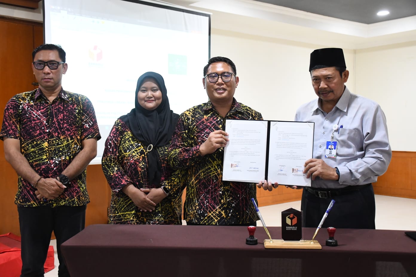 Foto bersama antara Bawaslu Kota Tegal dan PCNU