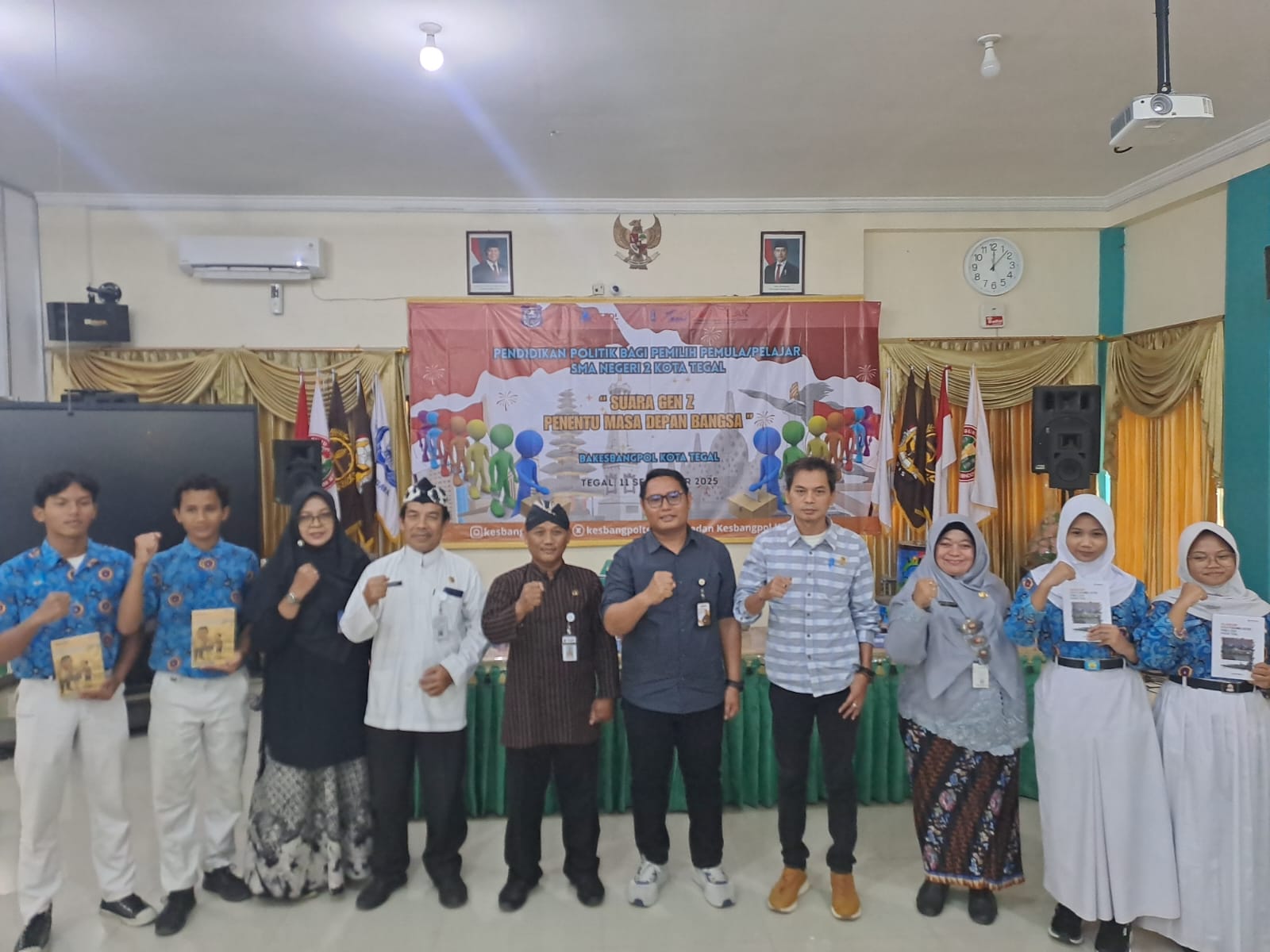 Bawaslu Kota Tegal dan sejumlah instansi lainnya berfoto dengan siswa SMA 2 Tegal