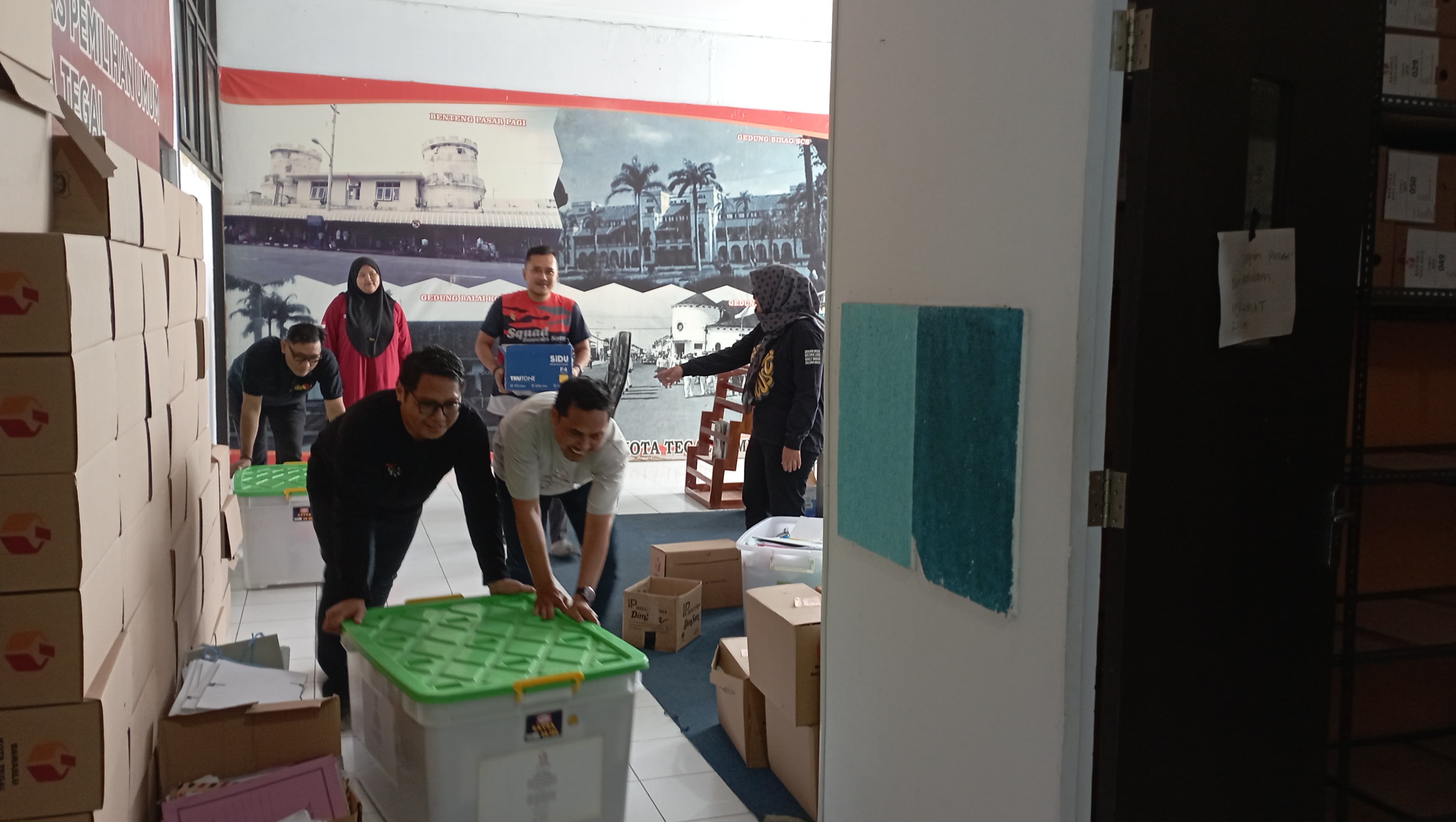 Para anggota dan staf Bawaslu Kota Tegal bekerja sama