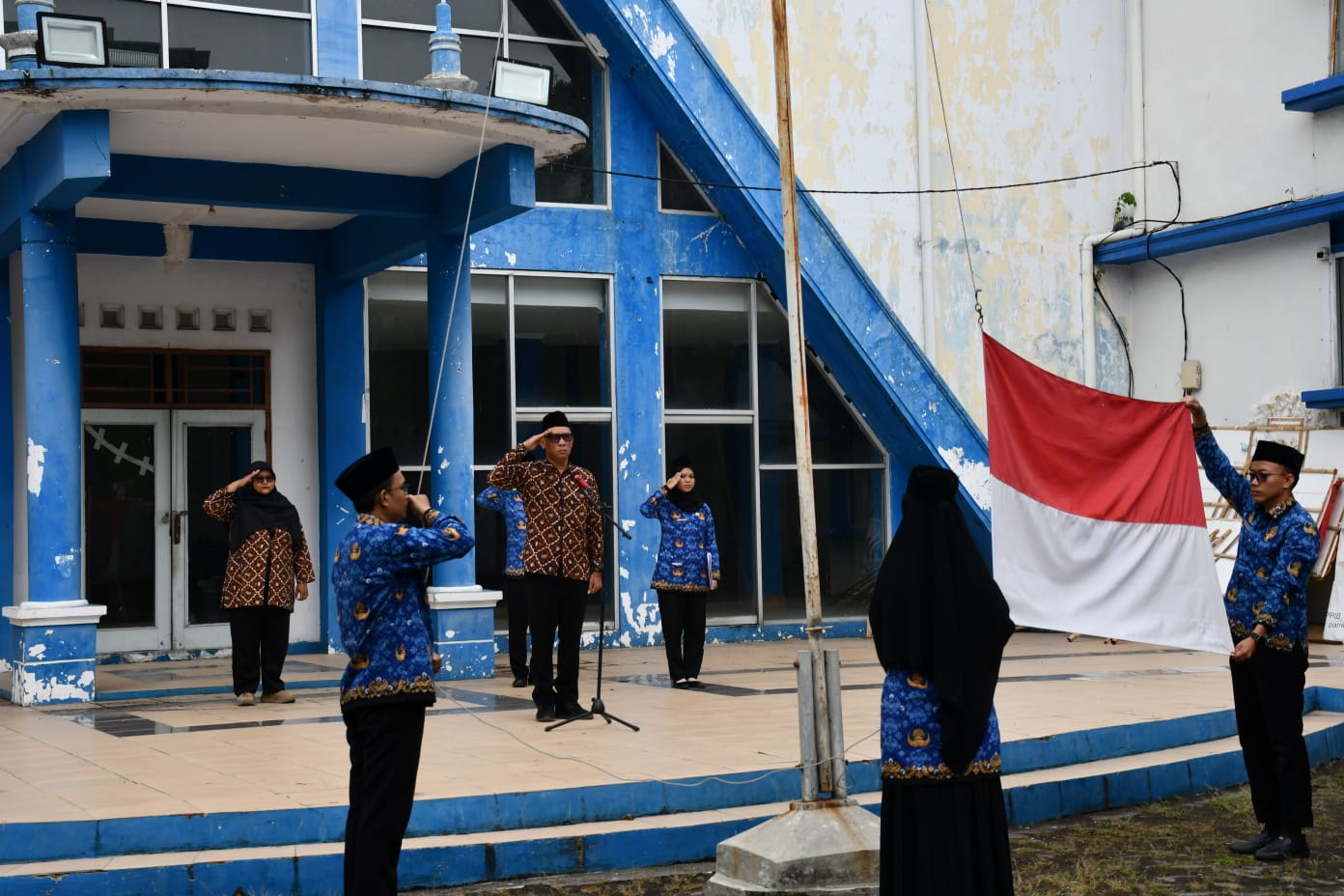 proses menaikan bendera
