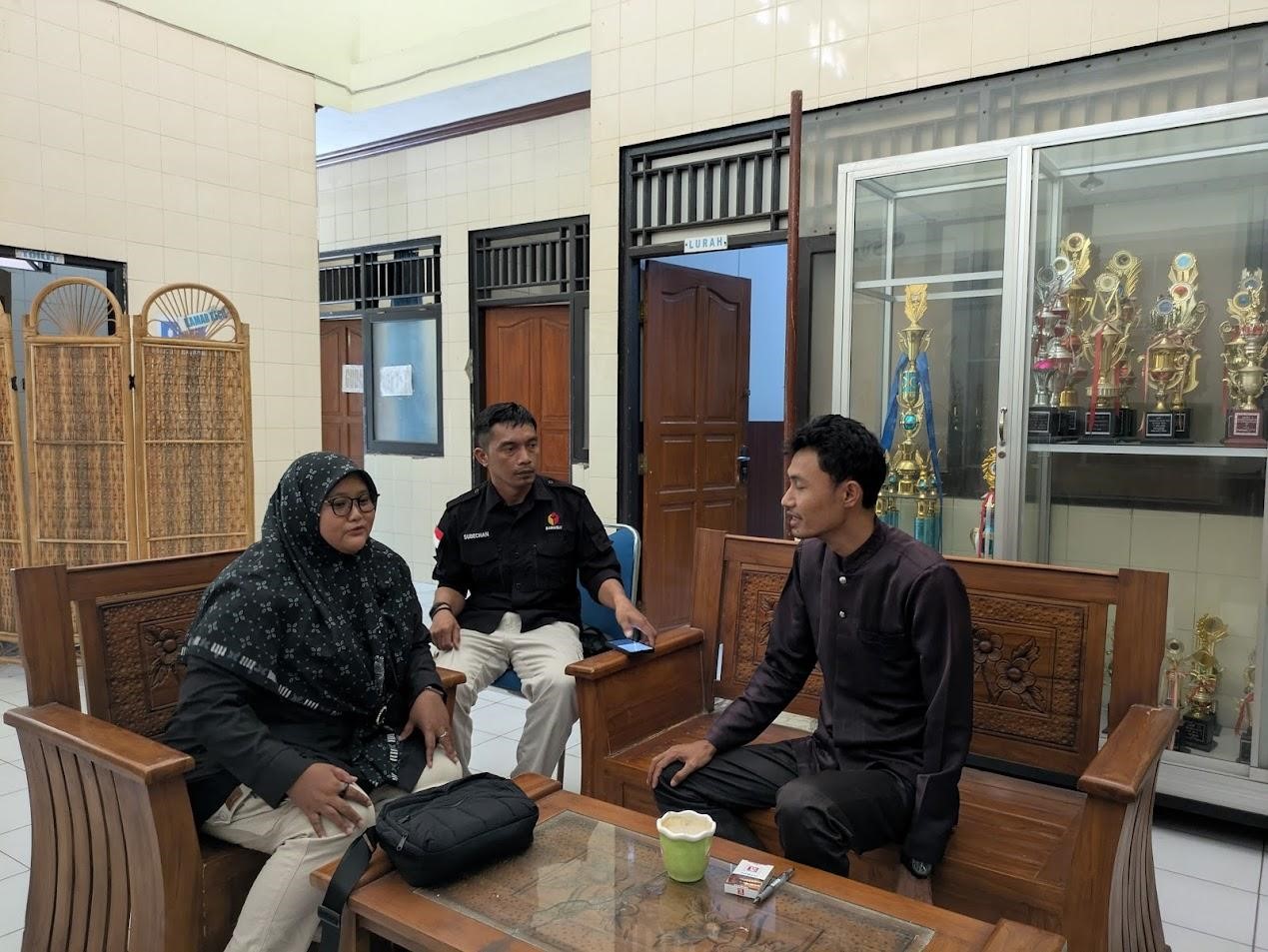 Perwakilan dari Bawaslu Kota Tegal mengunjungi Kelurahan untuk meminta data