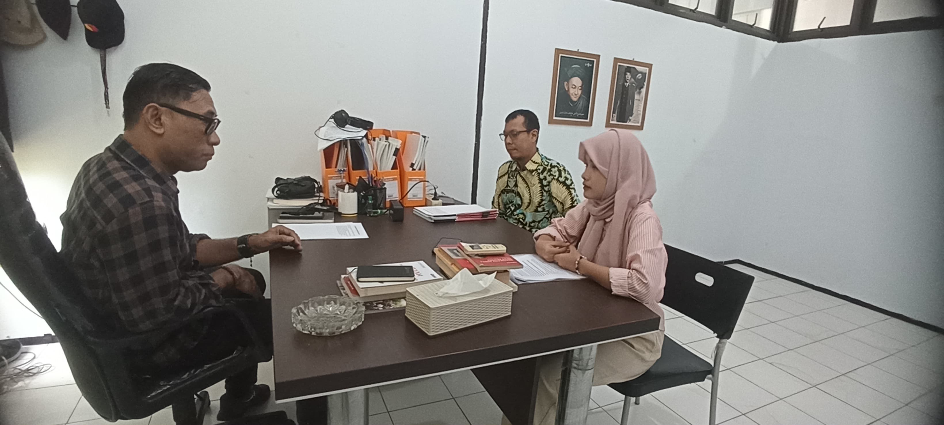 Mahasiswa UIN Walisongo sedang berkonsultasi 