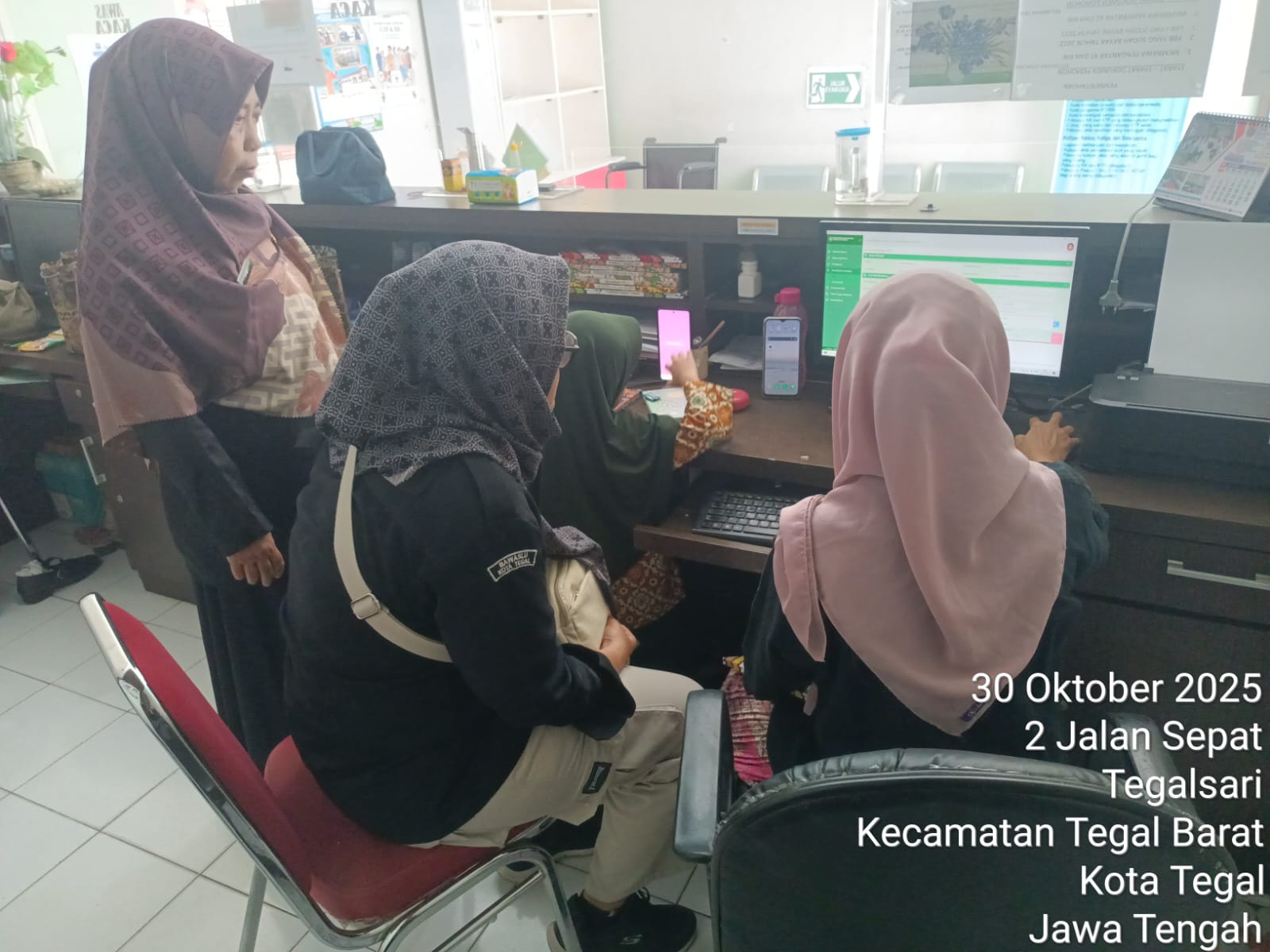 Staf Bawaslu Kota Tegal mengunjungi kelurahan untuk meminta data 