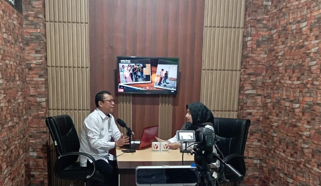 Staf Divisi PPPS melakukan podcast ngopi pahit
