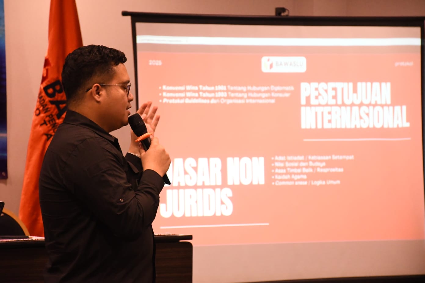 Sayyid Zakiah memaparkan materi