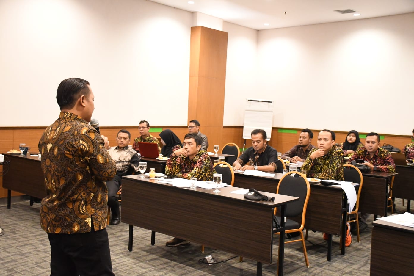 Narasumber Fajar Satriawan sedang melakukan pemaparan materi