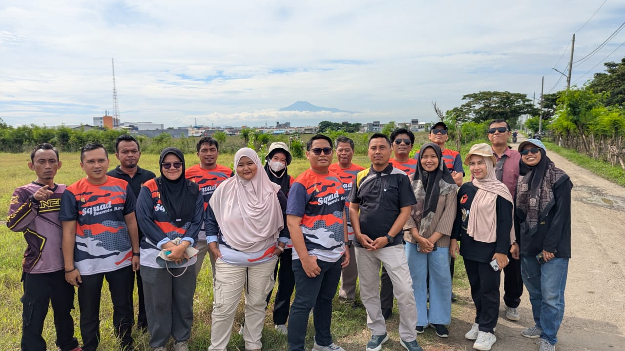 Kegiatan jalan santai dalam rangka program jumat sehati